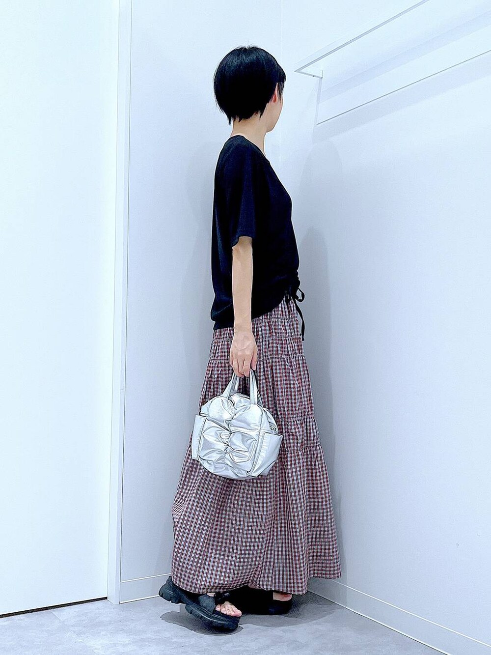 ブラック系のサンダル、ブラック系のTシャツ/カットソー、その他のショルダーバッグを着用したレディースの夏コーディネートの4枚目の写真