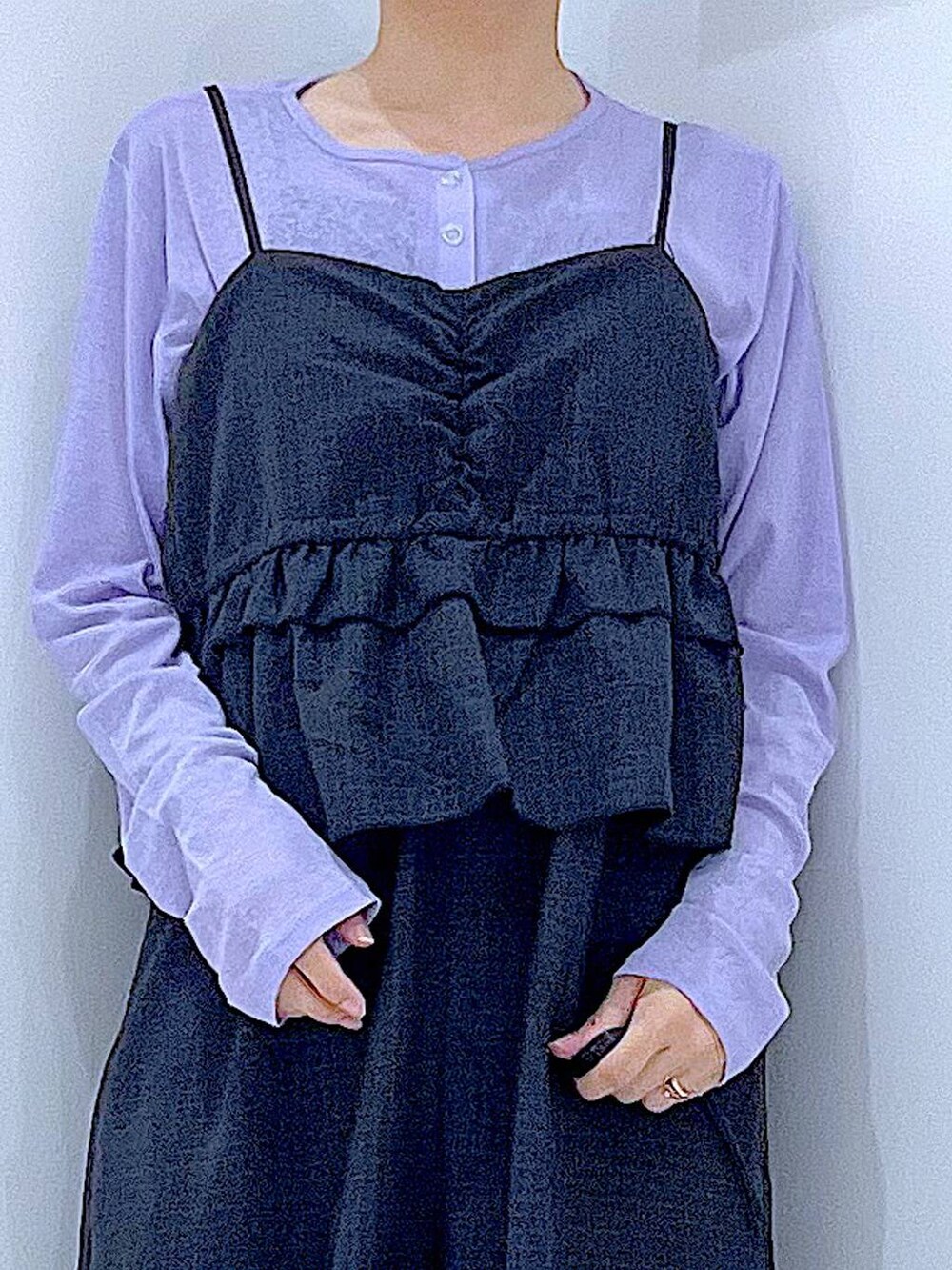 ホワイト系のハンドバッグ、ブラック系のサロペット/オーバーオール、パープル系のTシャツ/カットソーを着用したレディースの秋コーディネートの7枚目の写真