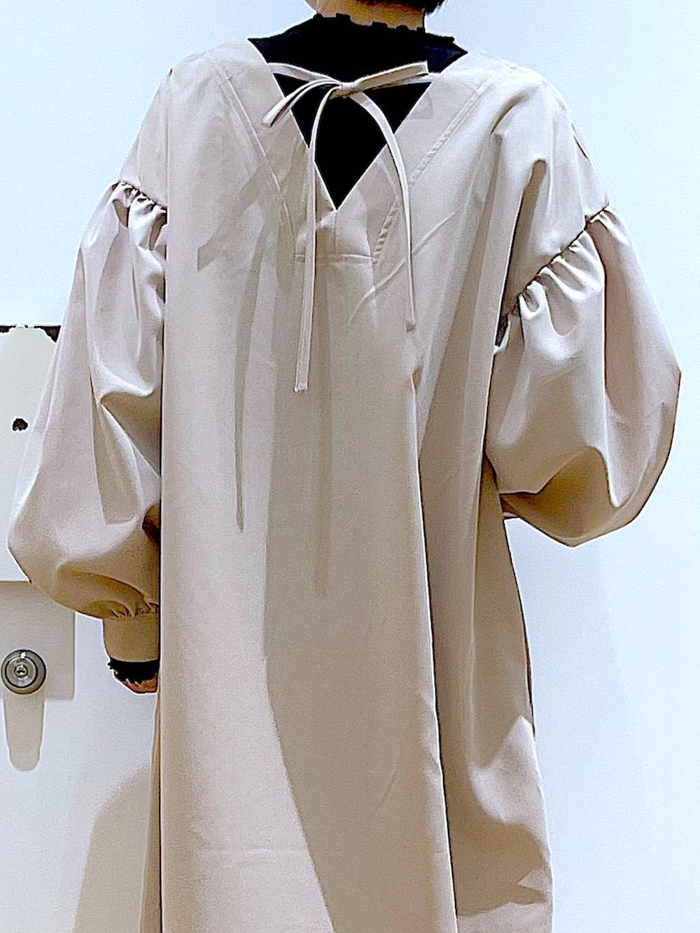 ブラック系のTシャツ/カットソー、ブラック系のショルダーバッグ、ブラック系のスニーカーを着用したレディースの春コーディネートの7枚目の写真