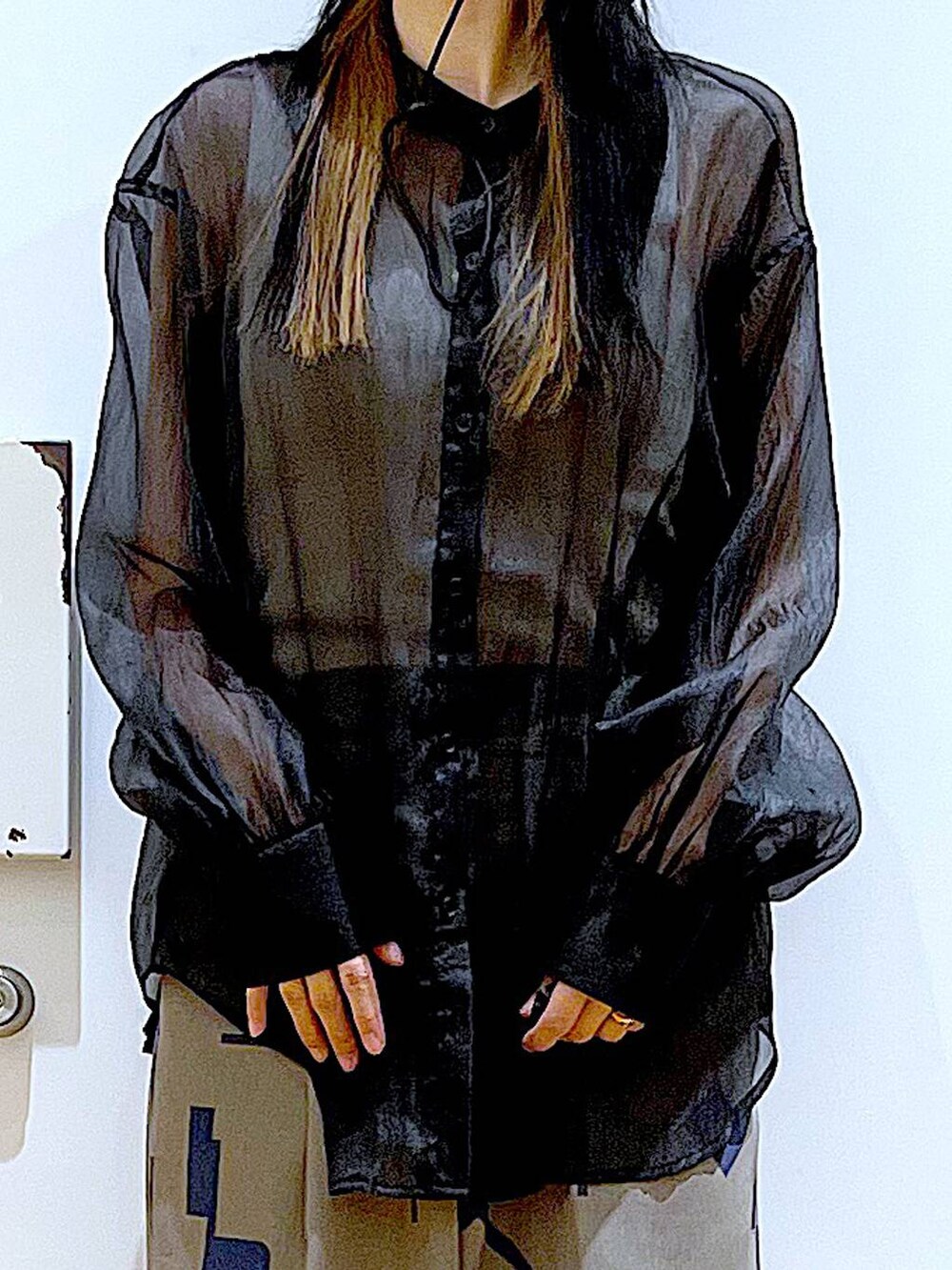 グレー系のその他パンツ、ブラック系のシャツ/ブラウス、ベージュ系のショルダーバッグを着用したレディースの春コーディネートの7枚目の写真