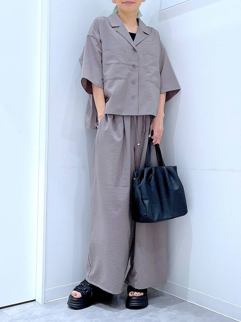 ブラック系のサンダル、ブラウン系のその他パンツ、ブラウン系のシャツ/ブラウスを着用したレディースの夏コーディネートの6枚目の写真