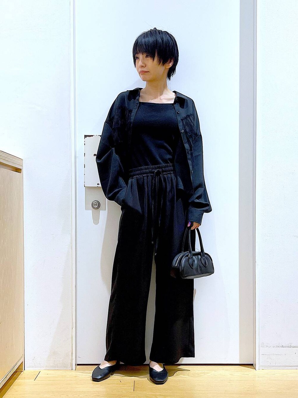 ブラック系のボストンバッグ、ブラック系のその他パンツ、ブラック系のパンプスを着用したレディースの春コーディネートの2枚目の写真