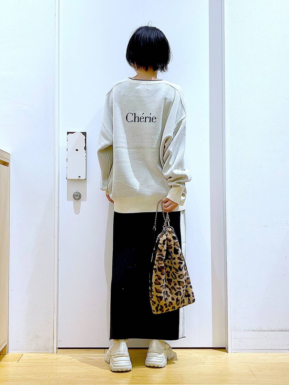 ベージュ系のニット/セーター、その他のショルダーバッグ、ブラック系のスカートを着用したレディースの冬コーディネートの5枚目の写真