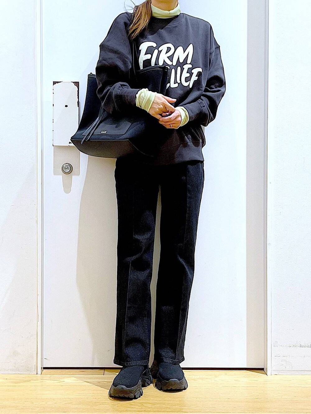 グレー系のデニムパンツ、グレー系のスウェット、グリーン系のその他トップスを着用したレディースの冬コーディネートの6枚目の写真