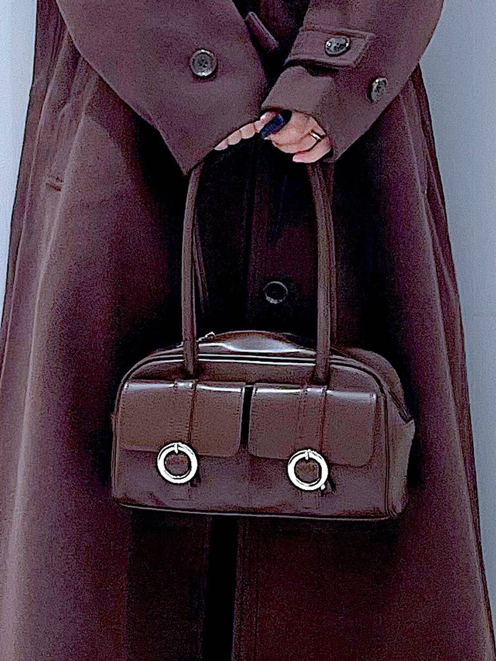 ブラウン系のその他アウター、ブラウン系のショルダーバッグ、ブラック系のスカートを着用したレディースの冬コーディネートの9枚目の写真