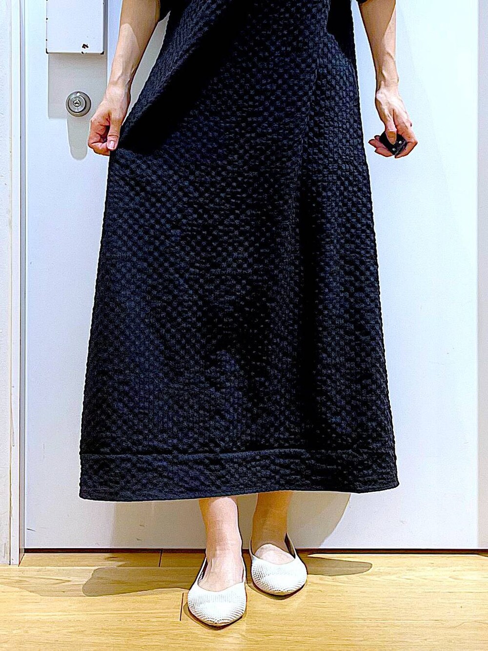 ホワイト系のパンプス、ブラック系のショルダーバッグ、ブラック系のワンピースを着用したレディースの夏コーディネートの8枚目の写真