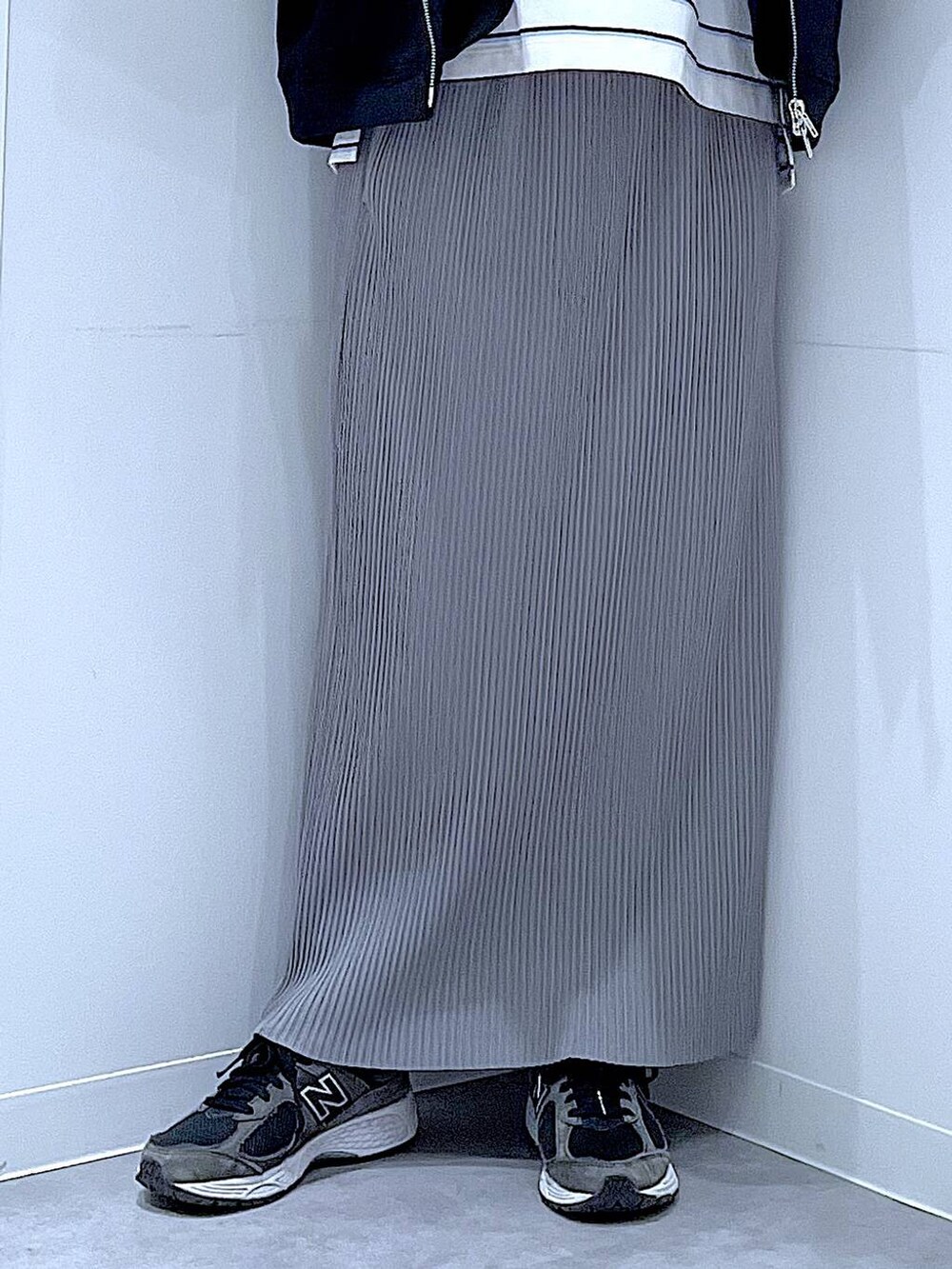 ブラック系のショルダーバッグ、ホワイト系のTシャツ/カットソー、グレー系のスカートを着用したレディースの春コーディネートの8枚目の写真