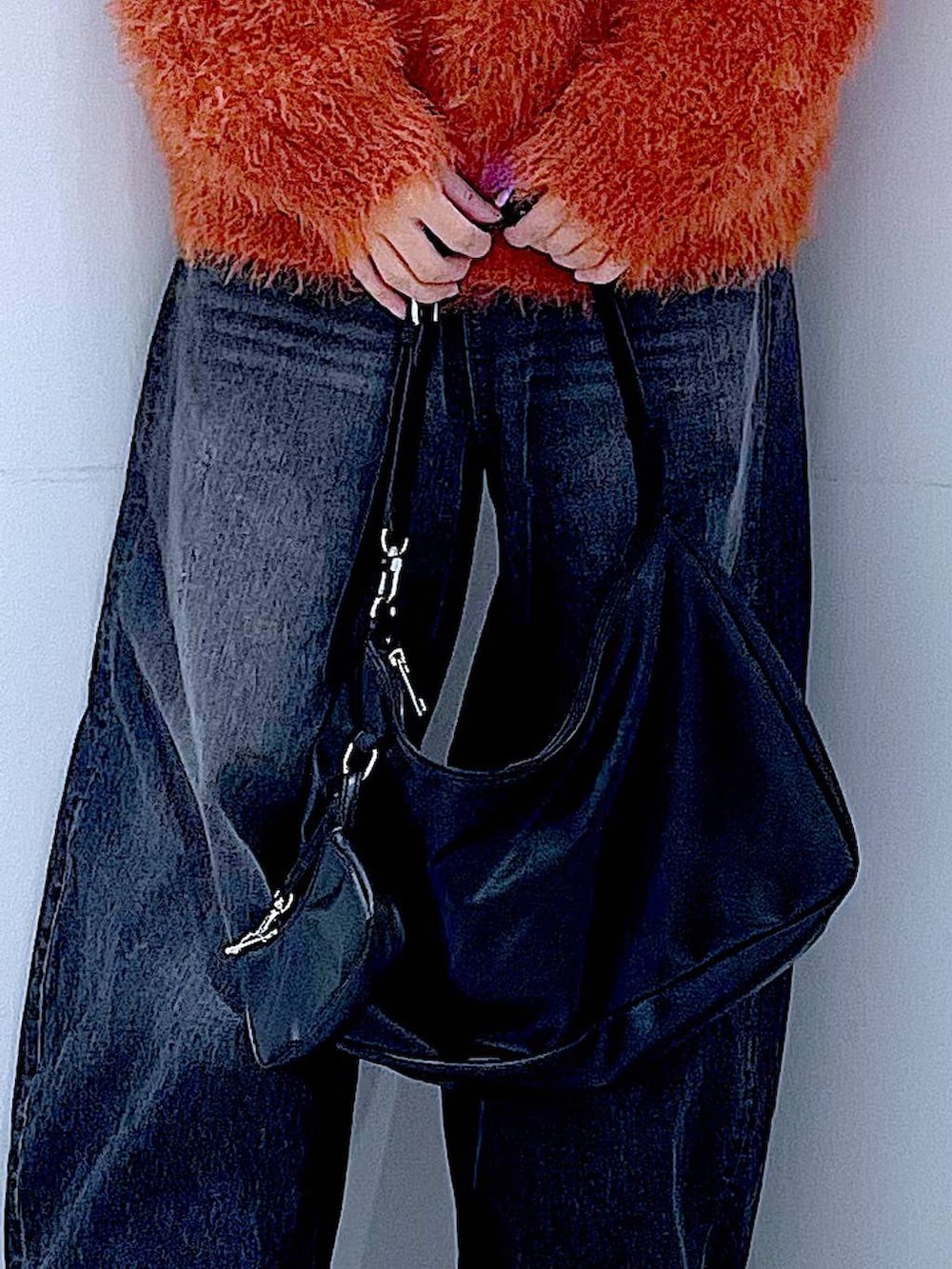 ブラック系のデニムパンツ、ブラック系のブーツ、ブラック系のショルダーバッグを着用したレディースの秋コーディネートの9枚目の写真