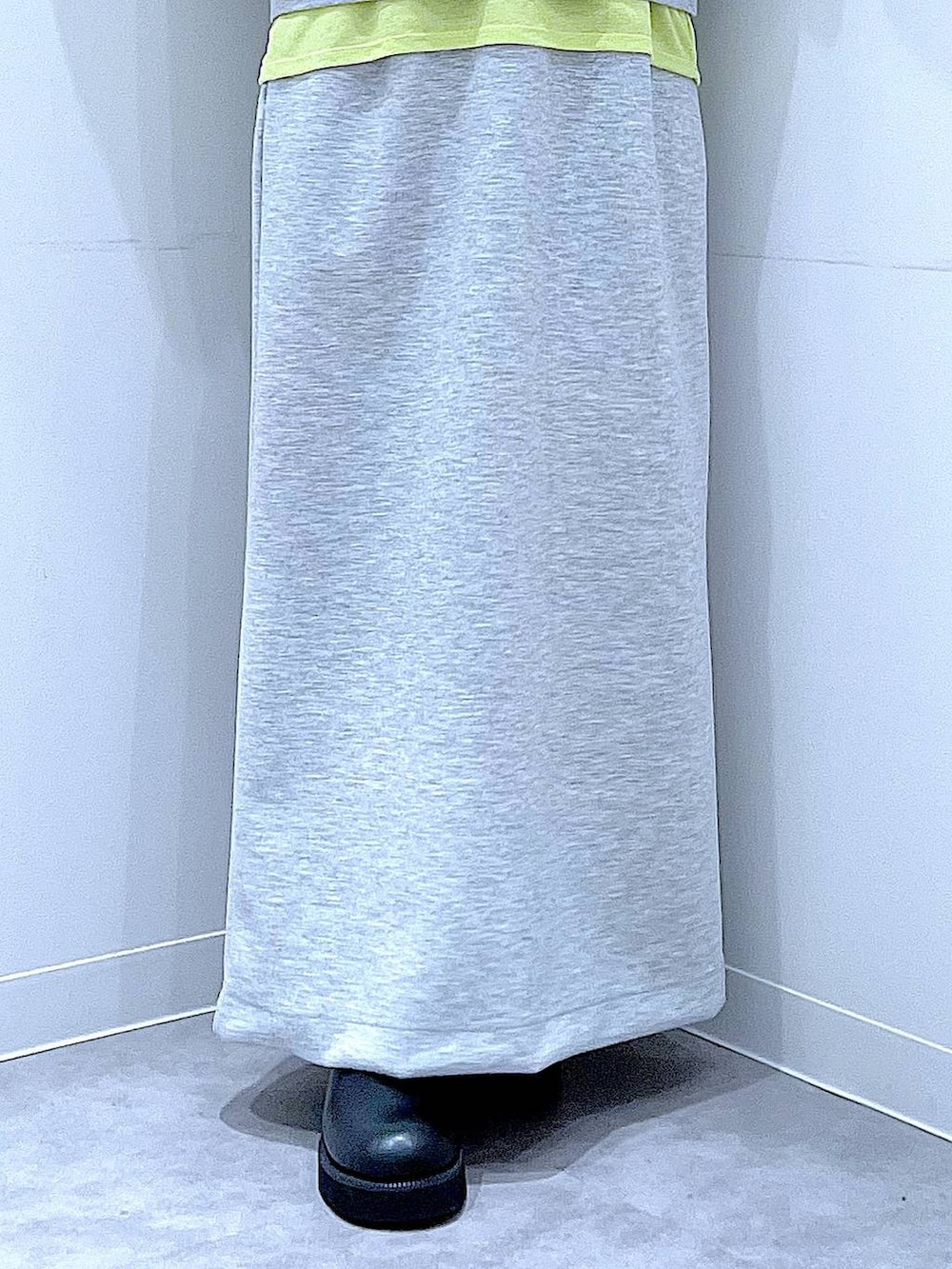 グリーン系のTシャツ/カットソー、ホワイト系のショルダーバッグ、ブラック系のサンダルを着用したレディースの春コーディネートの8枚目の写真