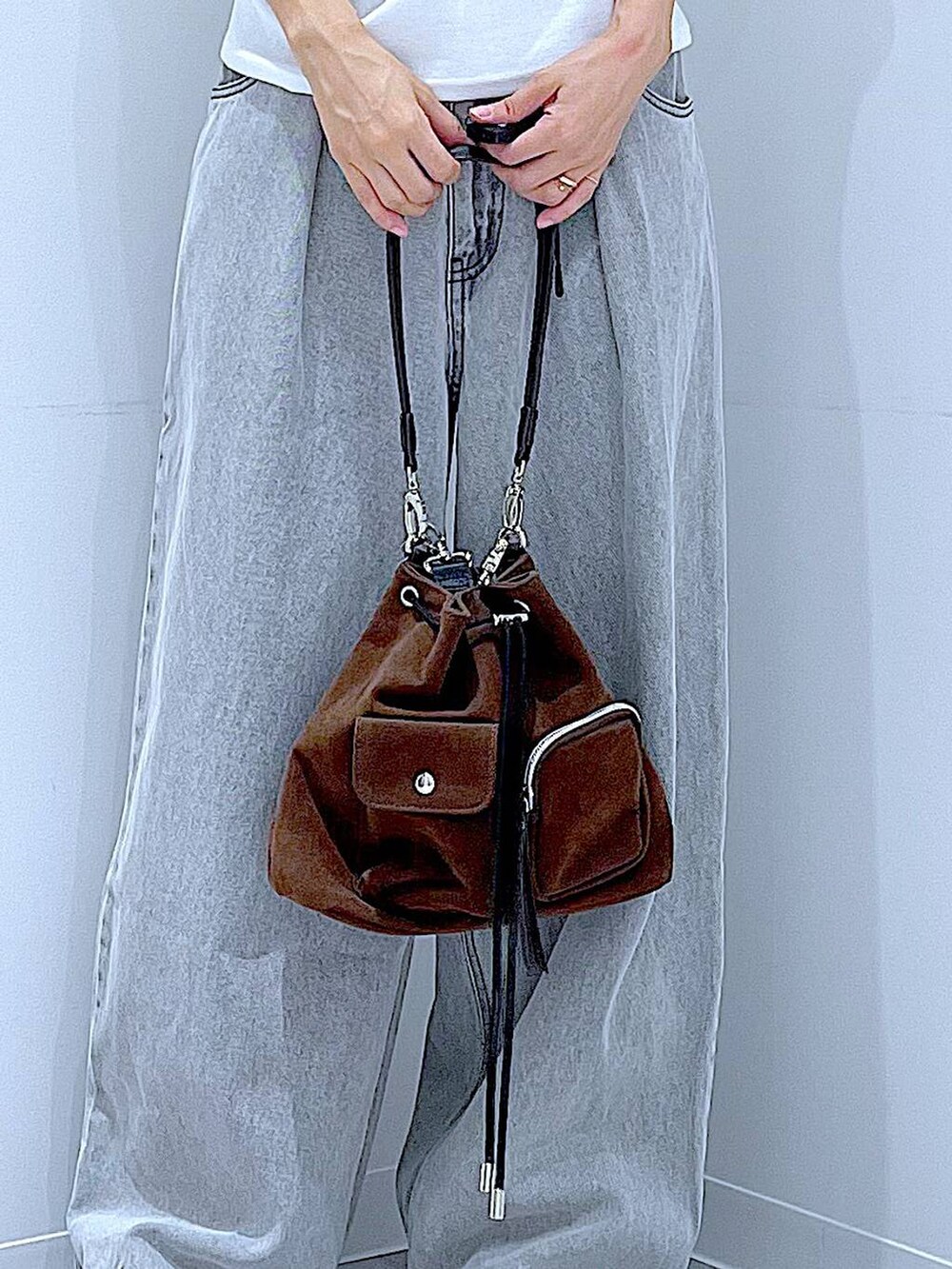 ブラック系のローファー、ブラウン系のショルダーバッグ、ホワイト系のTシャツ/カットソーを着用したレディースの秋コーディネートの9枚目の写真