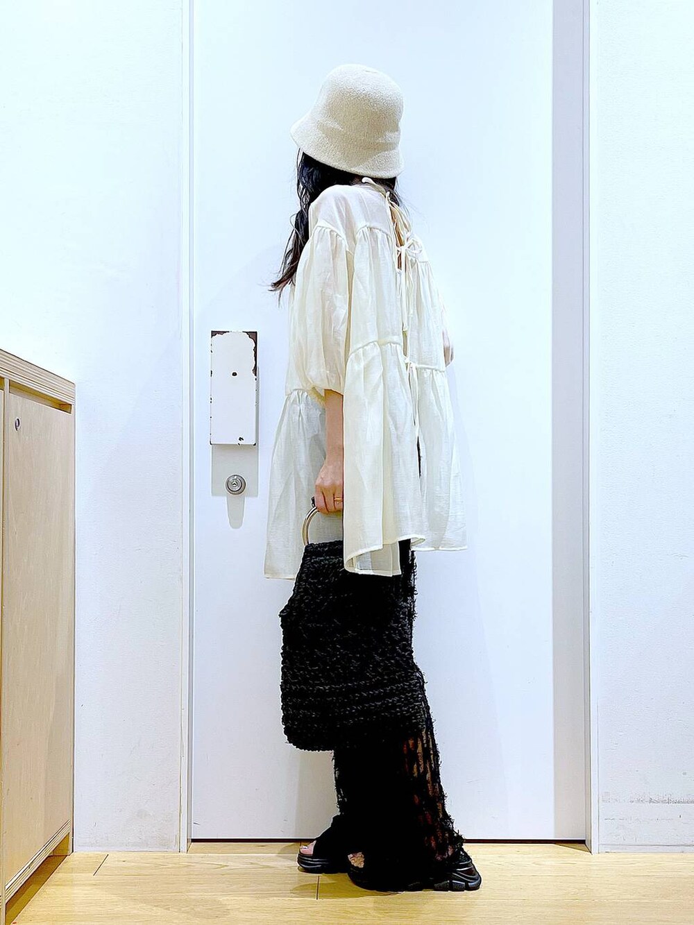 ブラック系のサンダル、ブラック系のハンドバッグ、ブラック系のその他パンツを着用したレディースの夏コーディネートの3枚目の写真