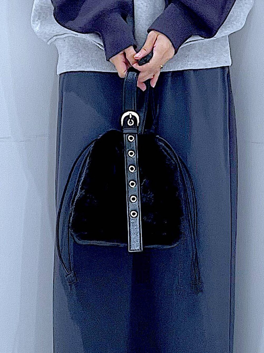 グレー系のスカート、グレー系のニット/セーター、ブラック系のブーツを着用したレディースの秋コーディネートの9枚目の写真