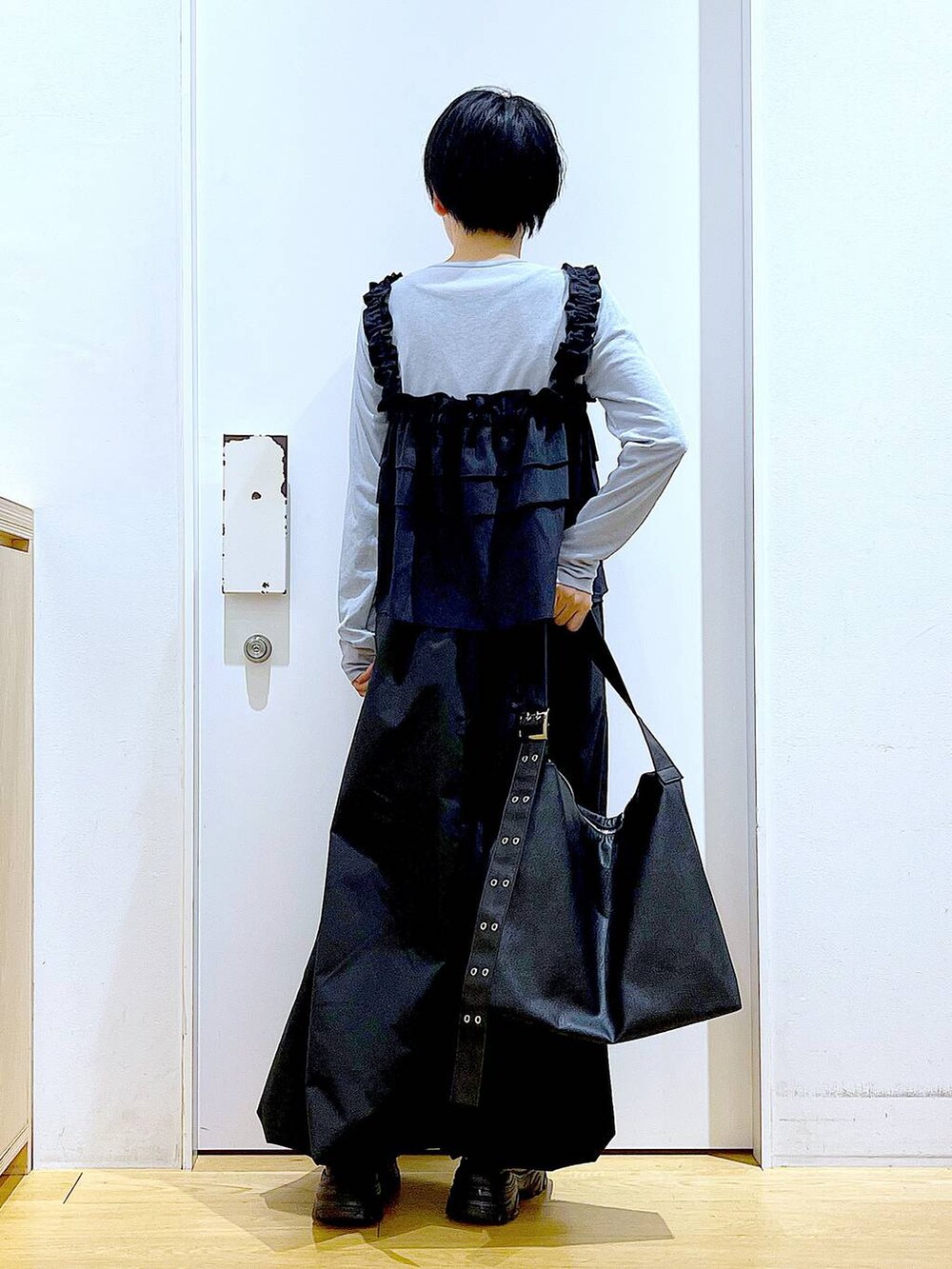 ブラック系のスニーカー、ブルー系のTシャツ/カットソー、ブラック系のその他トップスを着用したレディースの春コーディネートの5枚目の写真