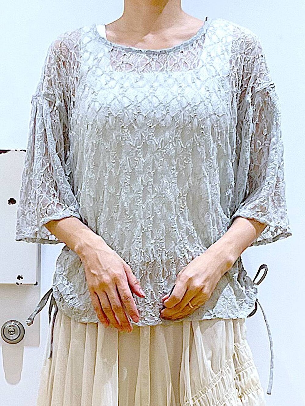 シルバー系のパンプス、その他のショルダーバッグ、グレー系のTシャツ/カットソーを着用したレディースの春コーディネートの7枚目の写真