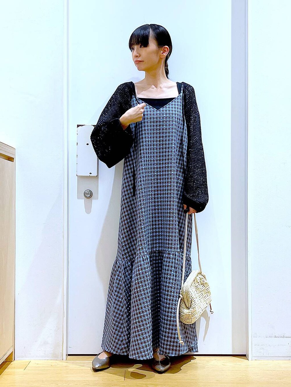 ブルー系のワンピース、ブラック系のカーディガン/ボレロ、その他のパンプスを着用したレディースの春コーディネートの2枚目の写真