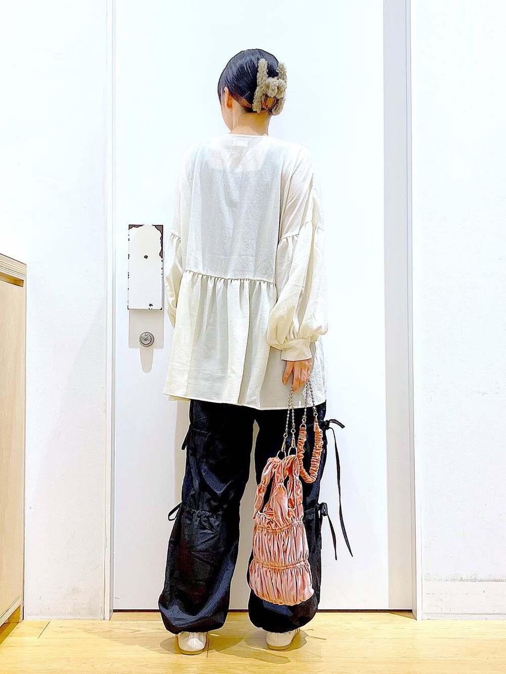 ホワイト系のパンプス、ブラック系のその他パンツ、ホワイト系のチュニックを着用したレディースの秋コーディネートの5枚目の写真