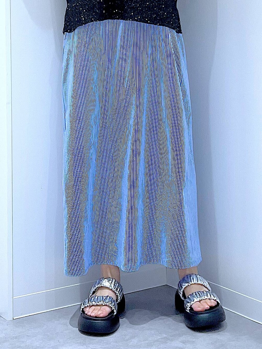 ブラック系のショルダーバッグ、シルバー系のサンダル、ブラック系のベストを着用したレディースの夏コーディネートの8枚目の写真