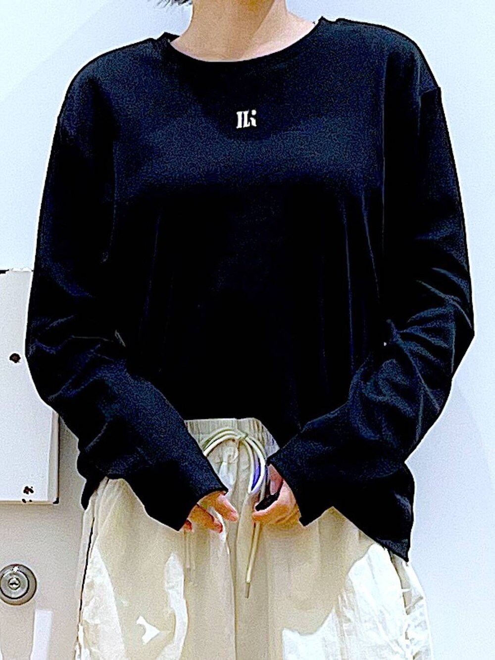 ホワイト系のスニーカー、ベージュ系のその他パンツ、ブラック系のトートバッグを着用したレディースの秋コーディネートの7枚目の写真