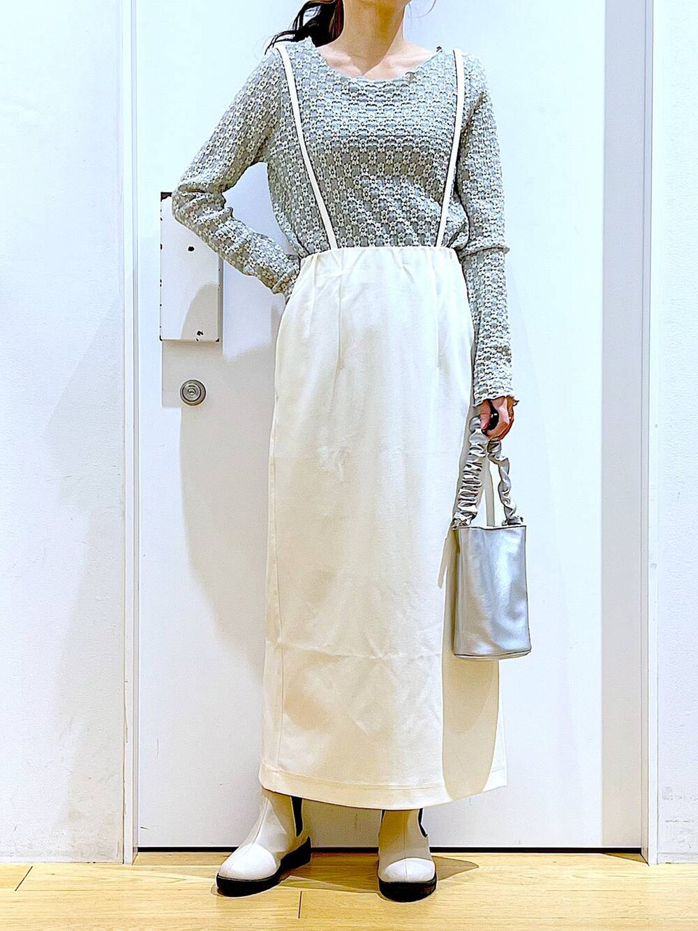その他のショルダーバッグ、ベージュ系のブーツ、ホワイト系のスカートを着用したレディースの春コーディネートの6枚目の写真