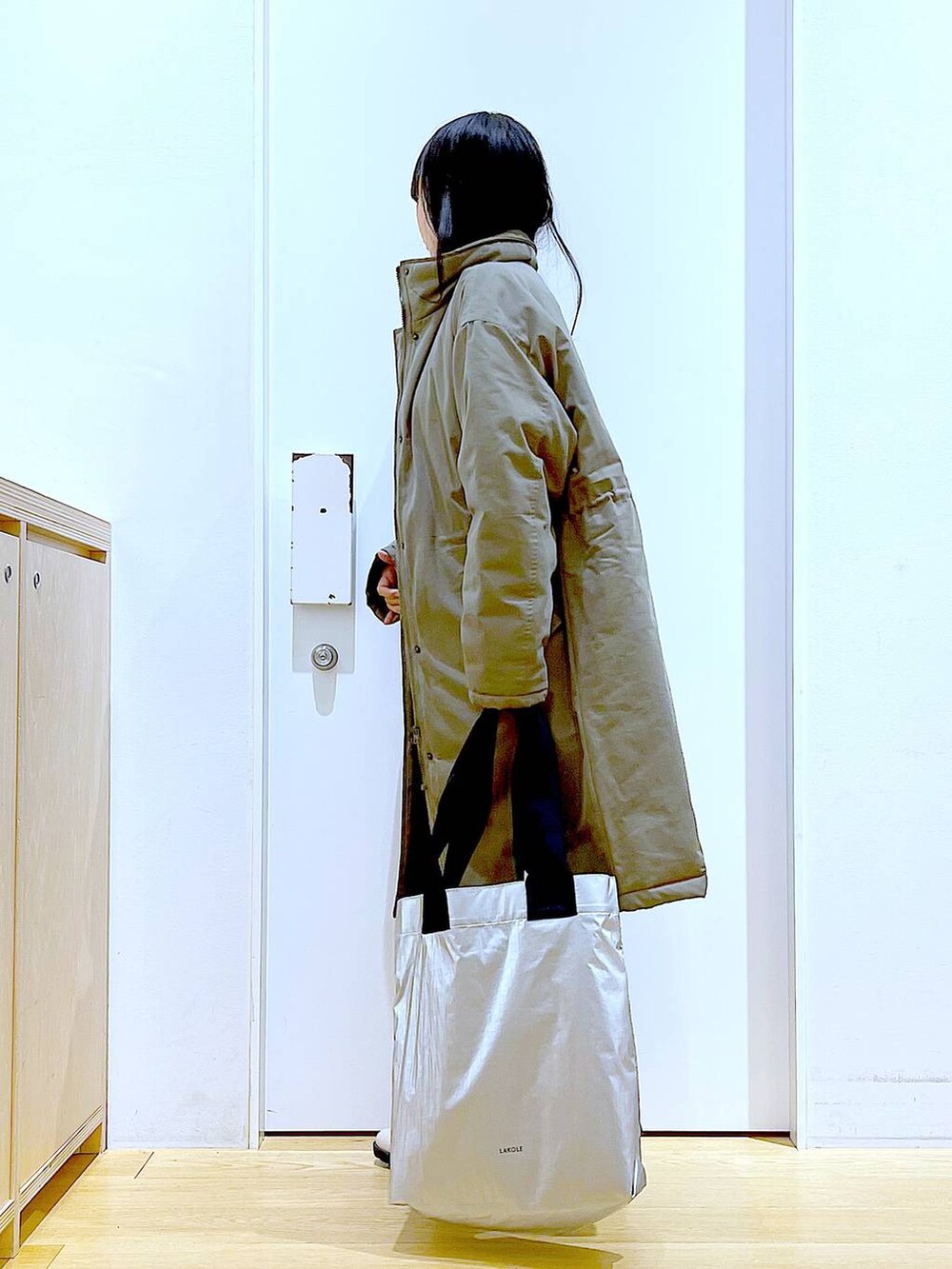 「リラックス、若見え、ゆったり、休日コーデ、骨格ウェーブ、LAKOLE、アウター、デニムパンツ、コート、ニット、トートバッグ、ブーツ、冬コーデ、カジュアル、ベーシック/シンプル」｜「LAKOLEのフレアデニム / 102226（デニムパンツ、グレー系）」を使った、あおき@LAKOLE海老名さん（レディース・156cm）の冬コーディネートの3枚目の写真