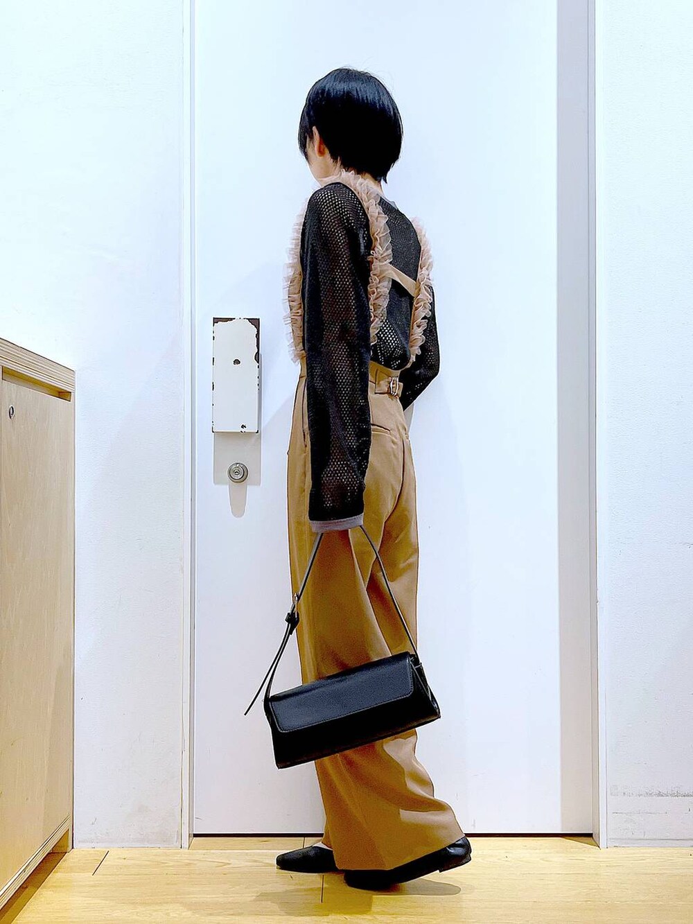 ブラック系のパンプス、ブラック系のショルダーバッグ、ブラウン系のその他パンツを着用したレディースの夏コーディネートの3枚目の写真