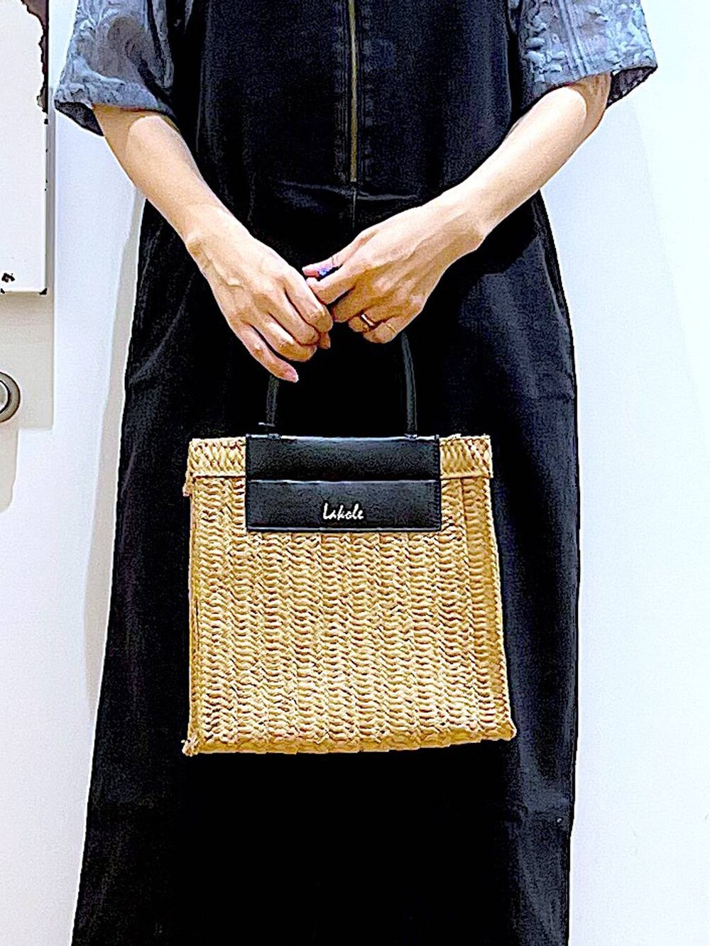 グレー系のジャンパースカート、ブラック系のパンプス、ベージュ系のショルダーバッグを着用したレディースの夏コーディネートの9枚目の写真