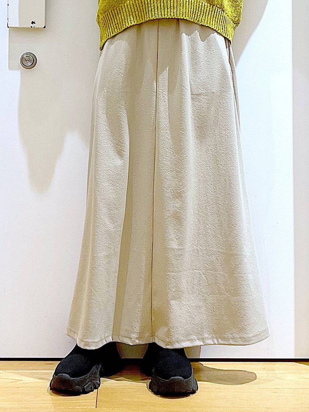 ブラック系のブーツ、その他のトートバッグ、グレー系のスカートを着用したレディースの冬コーディネートの8枚目の写真