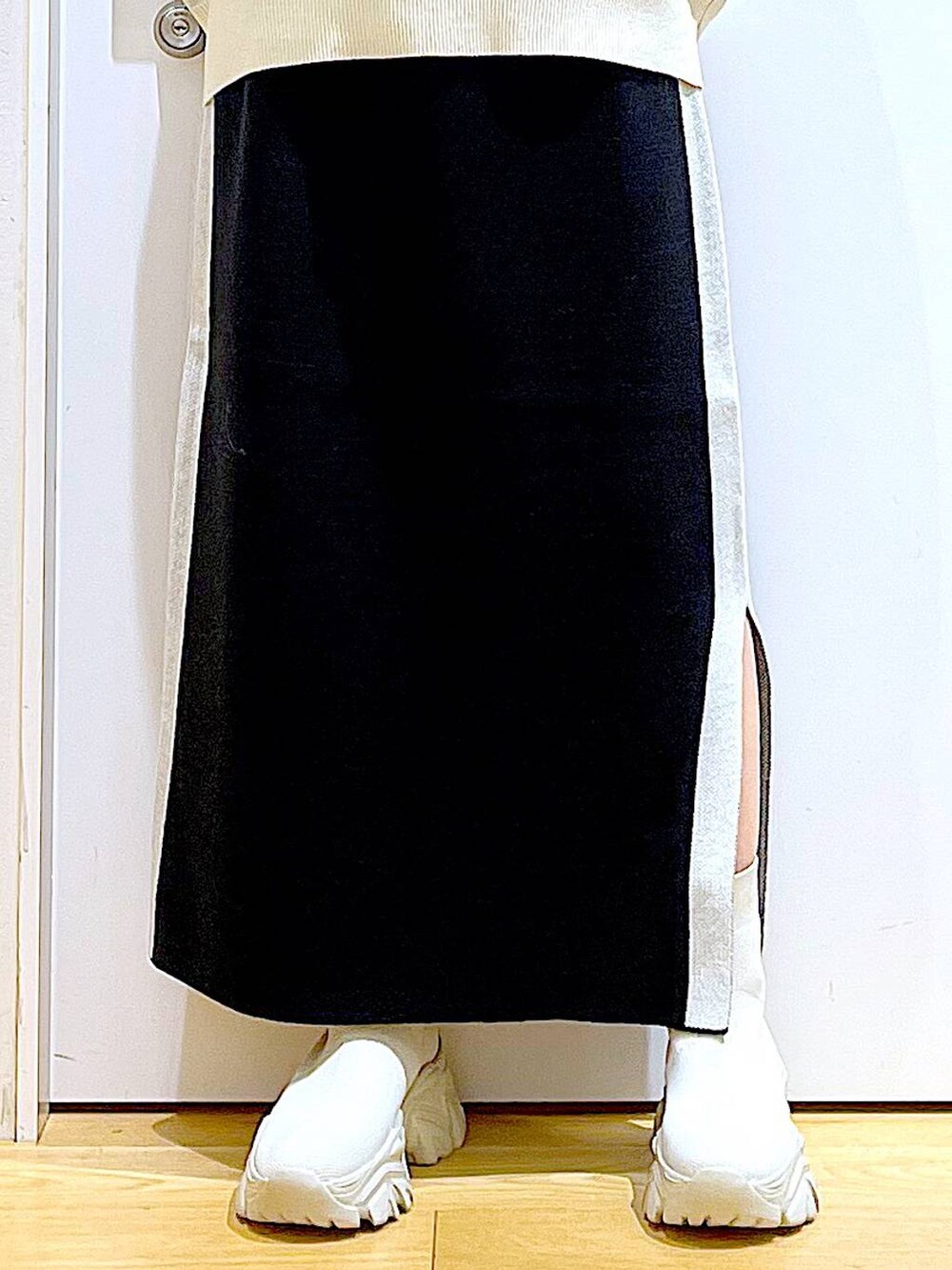 ベージュ系のニット/セーター、その他のショルダーバッグ、ブラック系のスカートを着用したレディースの冬コーディネートの8枚目の写真