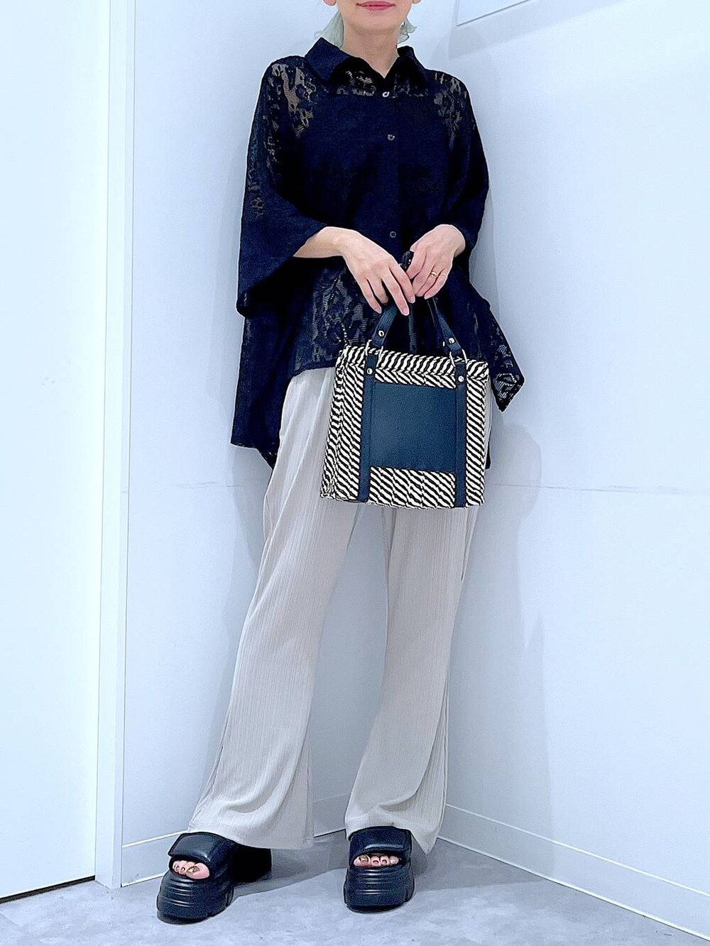 ベージュ系のその他パンツ、その他のショルダーバッグ、ブラック系のサンダルを着用したレディースの夏コーディネートの6枚目の写真