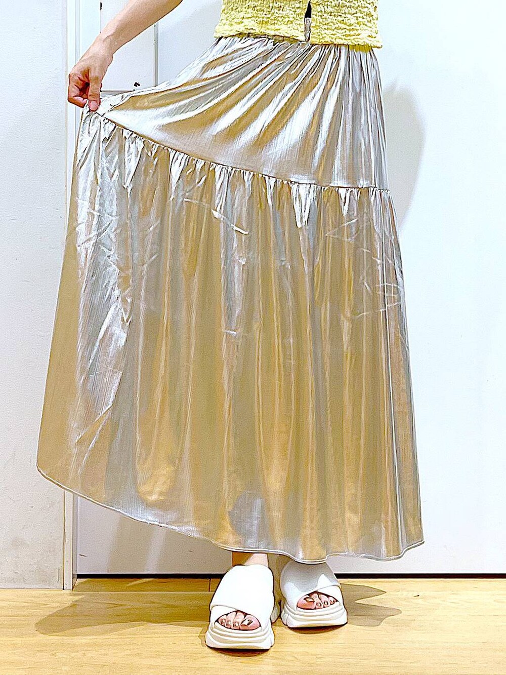 ホワイト系のサンダル、シルバー系のスカート、イエロー系のカーディガン/ボレロを着用したレディースの夏コーディネートの8枚目の写真