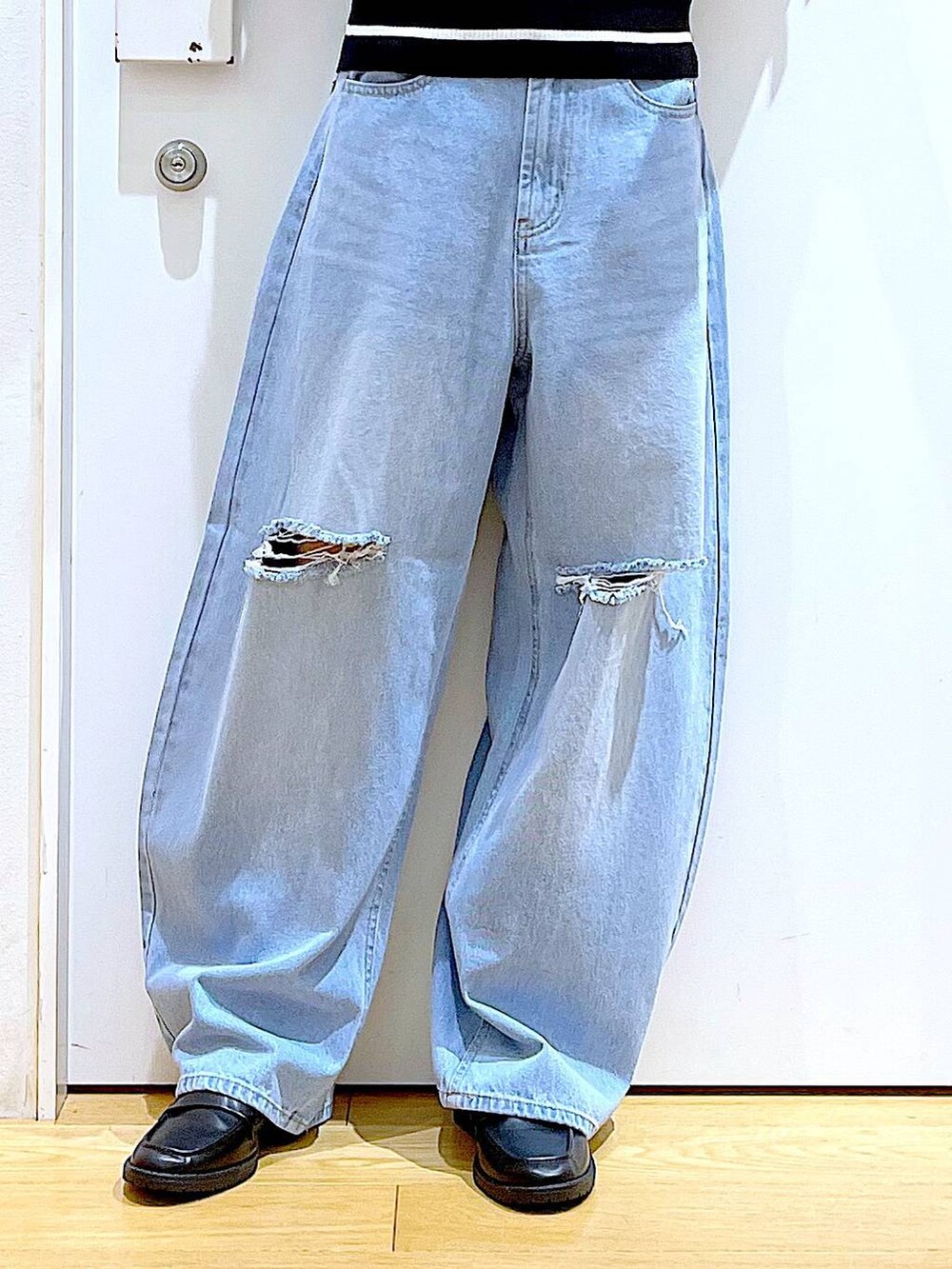 ブラック系のショルダーバッグ、ブラック系のローファー、ブラック系のニット/セーターを着用したレディースの秋コーディネートの8枚目の写真