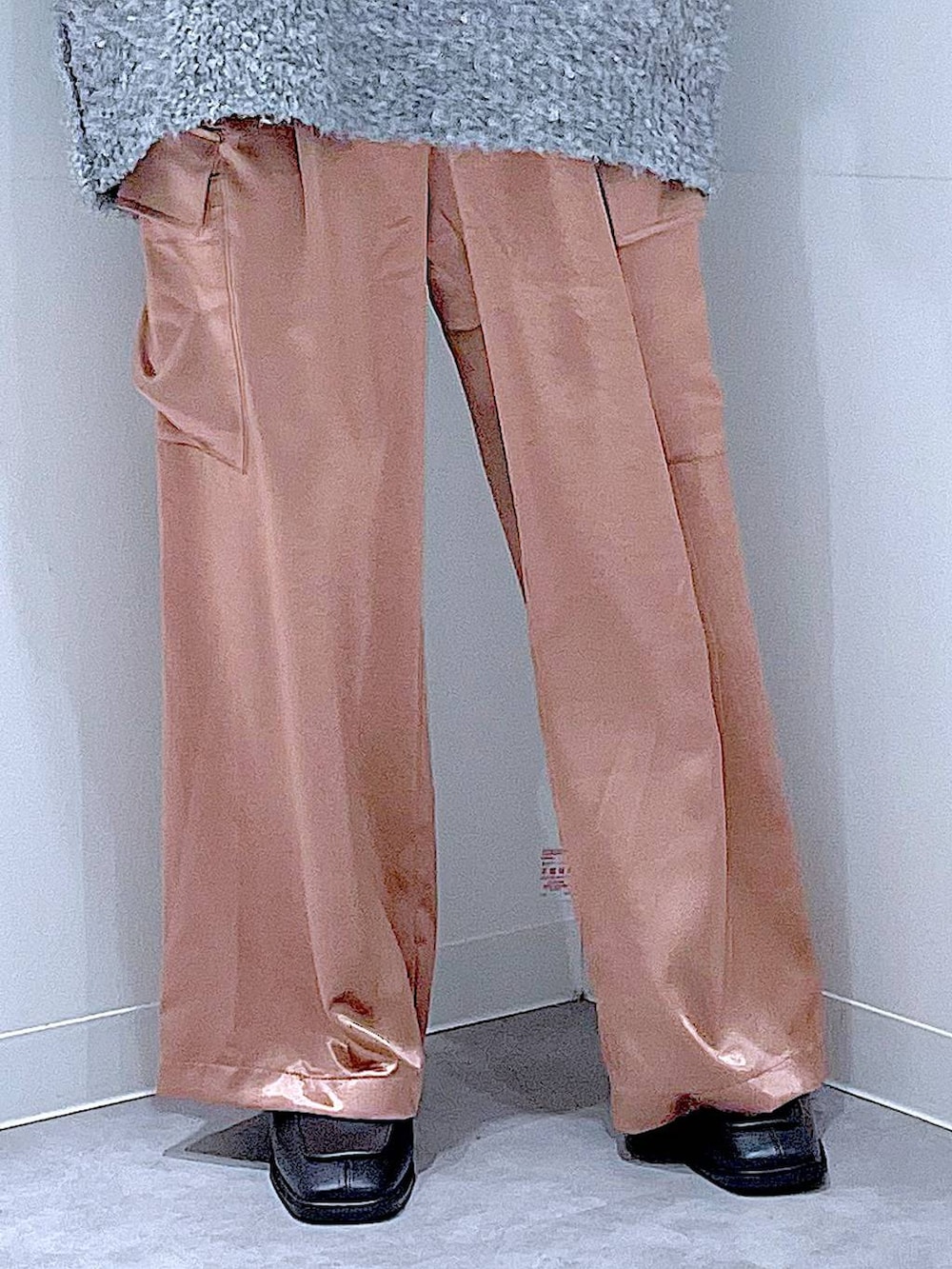 ブラック系のブーツ、グレー系のニット/セーター、ピンク系のカーゴパンツを着用したレディースの冬コーディネートの8枚目の写真