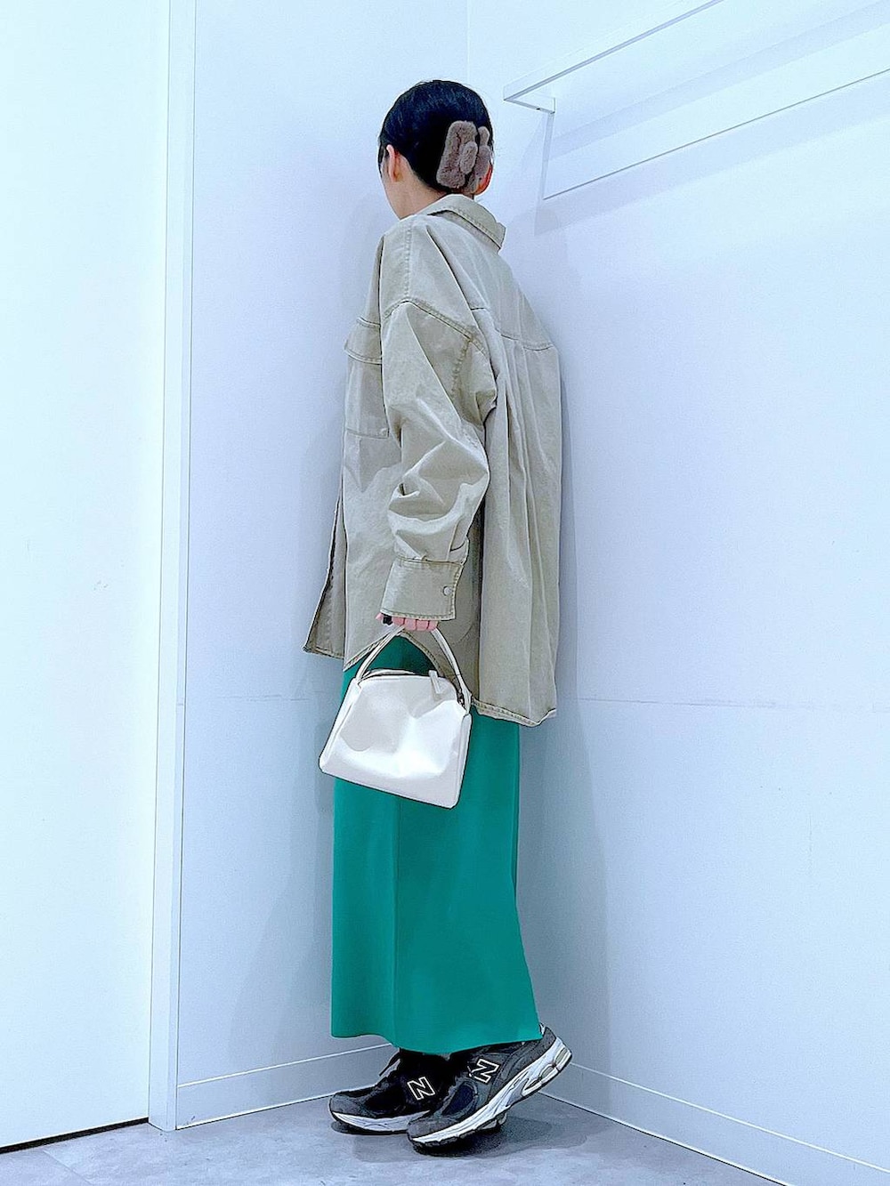 ホワイト系のショルダーバッグ、ベージュ系のシャツ/ブラウス、グリーン系のスカートを着用したレディースの春コーディネートの3枚目の写真