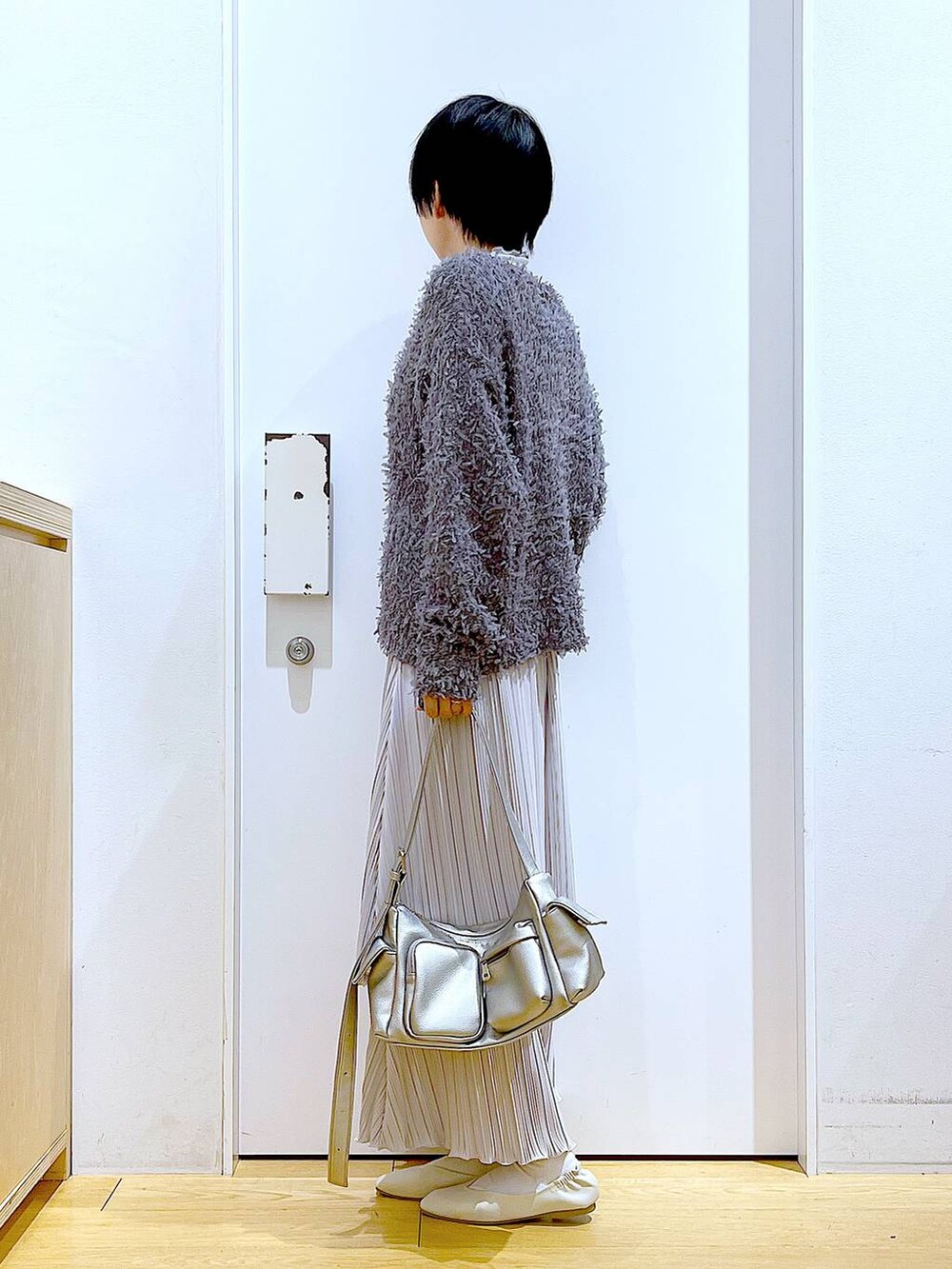 グレー系のTシャツ/カットソー、その他のショルダーバッグ、ホワイト系のパンプスを着用したレディースの春コーディネートの3枚目の写真