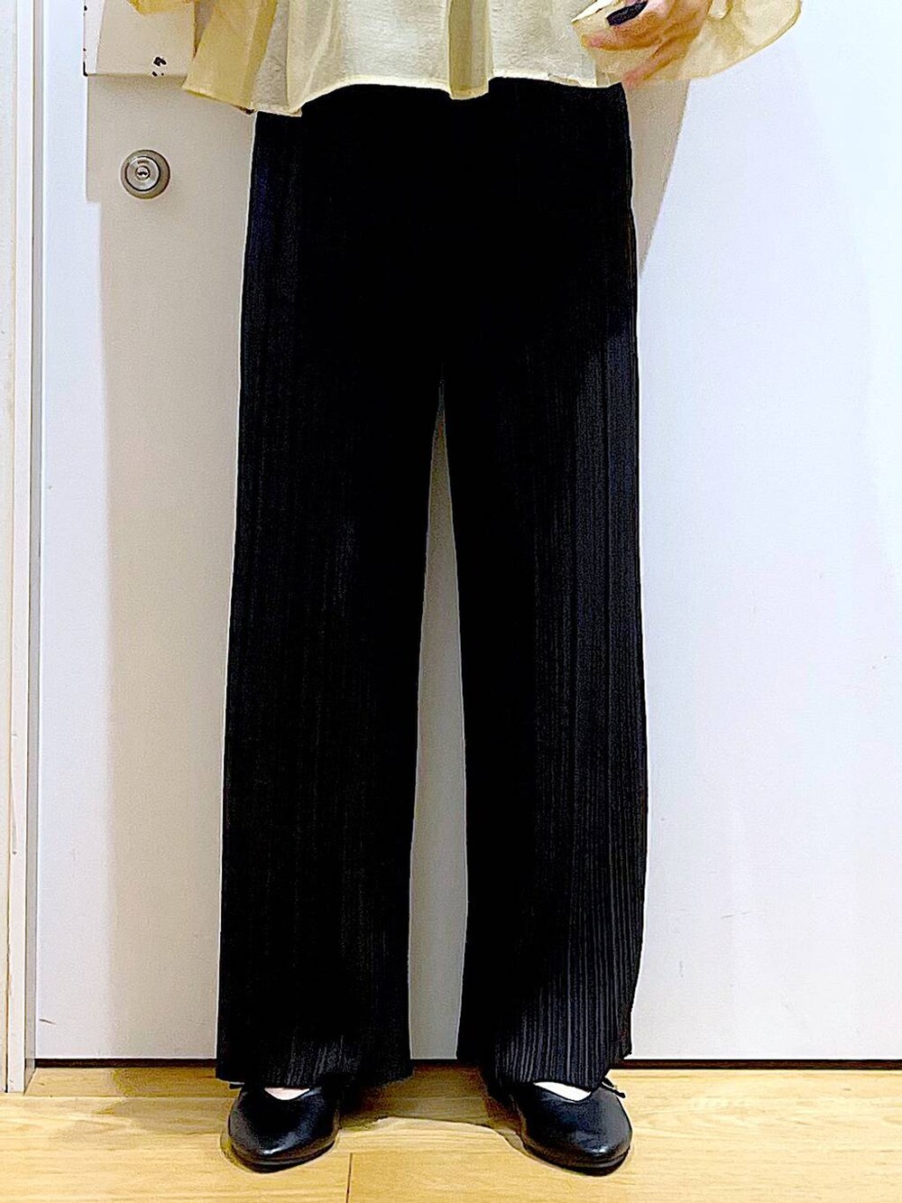 シルバー系のトートバッグ、ブラック系のその他パンツ、ブラック系のパンプスを着用したレディースの秋コーディネートの8枚目の写真