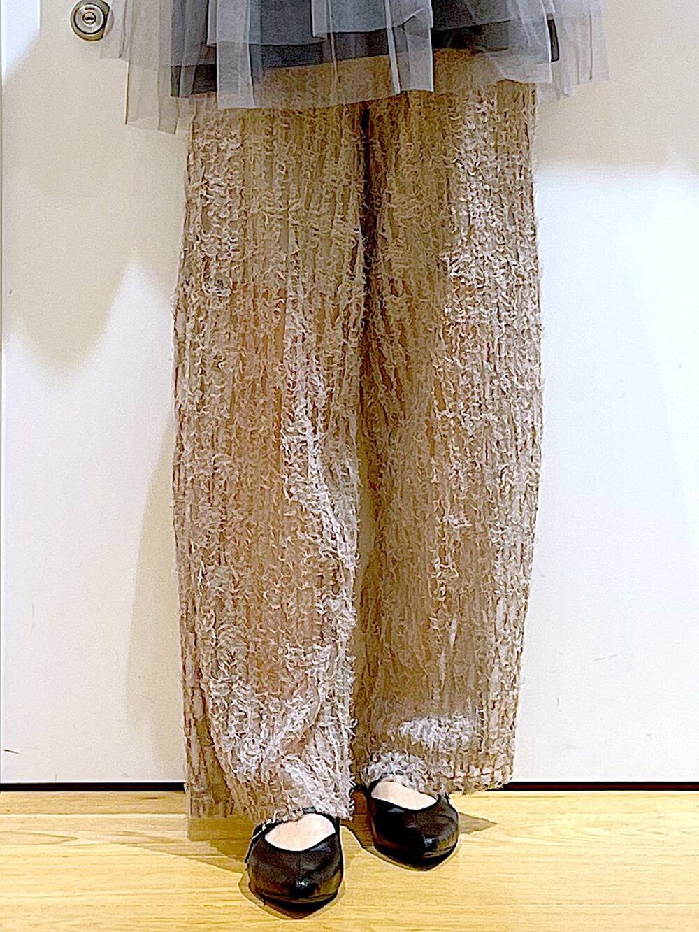 ブラック系のTシャツ/カットソー、ブラック系のパンプス、グレー系のトートバッグを着用したレディースの夏コーディネートの8枚目の写真