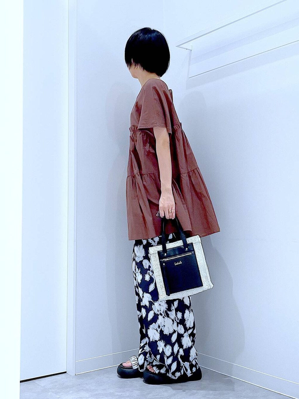 ホワイト系のショルダーバッグ、シルバー系のサンダル、ブラック系のその他パンツを着用したレディースの夏コーディネートの3枚目の写真