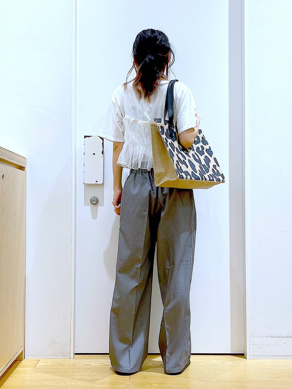 ホワイト系のサンダル、その他のトートバッグ、ホワイト系のキャミソールを着用したレディースの夏コーディネートの5枚目の写真