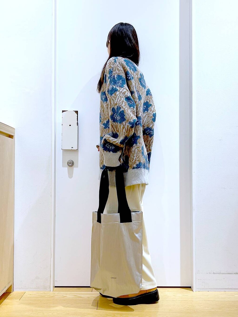 グレー系のニット/セーター、ベージュ系のブーツ、ベージュ系のその他パンツを着用したレディースの冬コーディネートの3枚目の写真