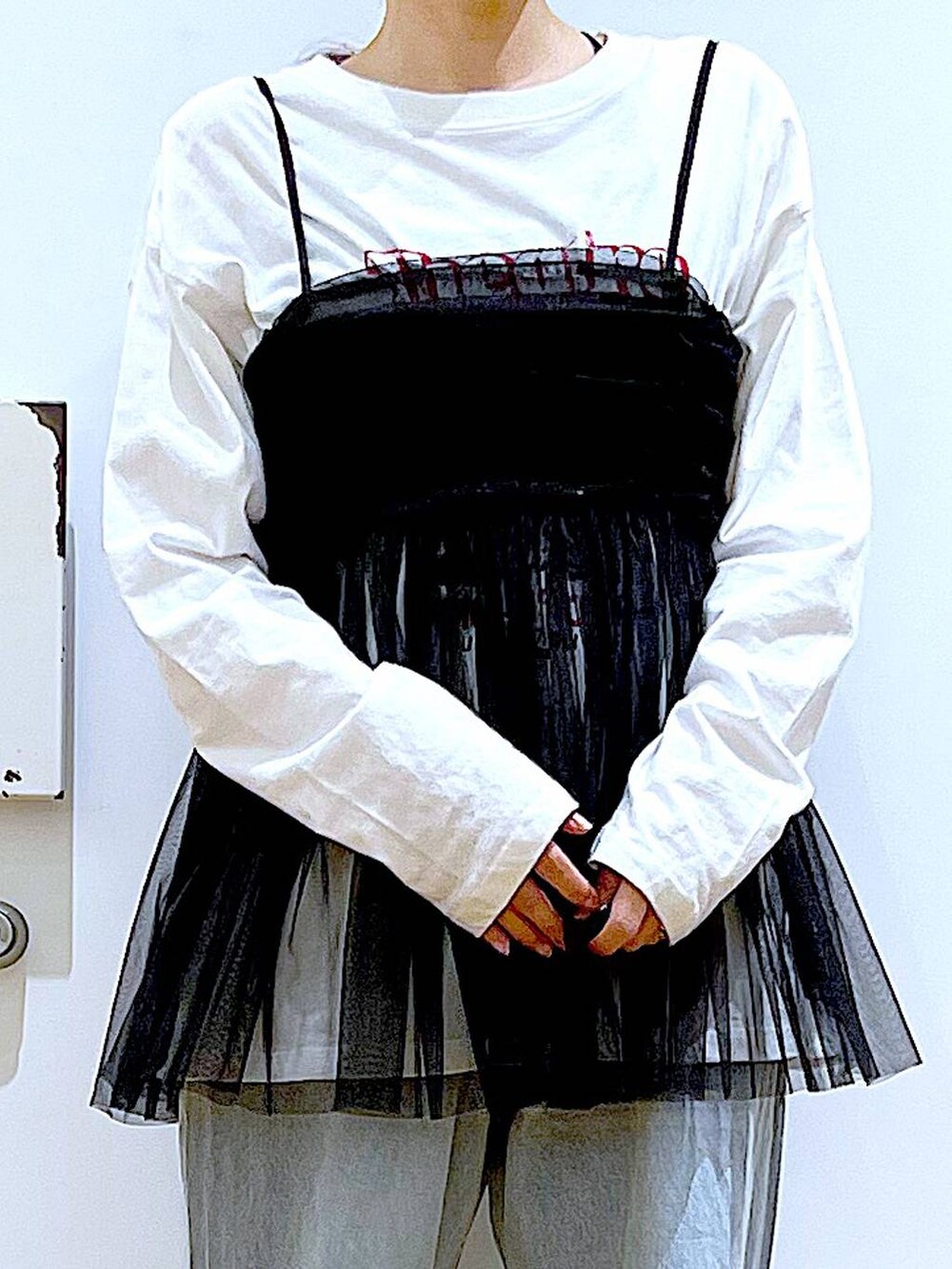 ブルー系のショルダーバッグ、ブラック系のキャミソール、ブルー系のデニムパンツを着用したレディースの春コーディネートの7枚目の写真