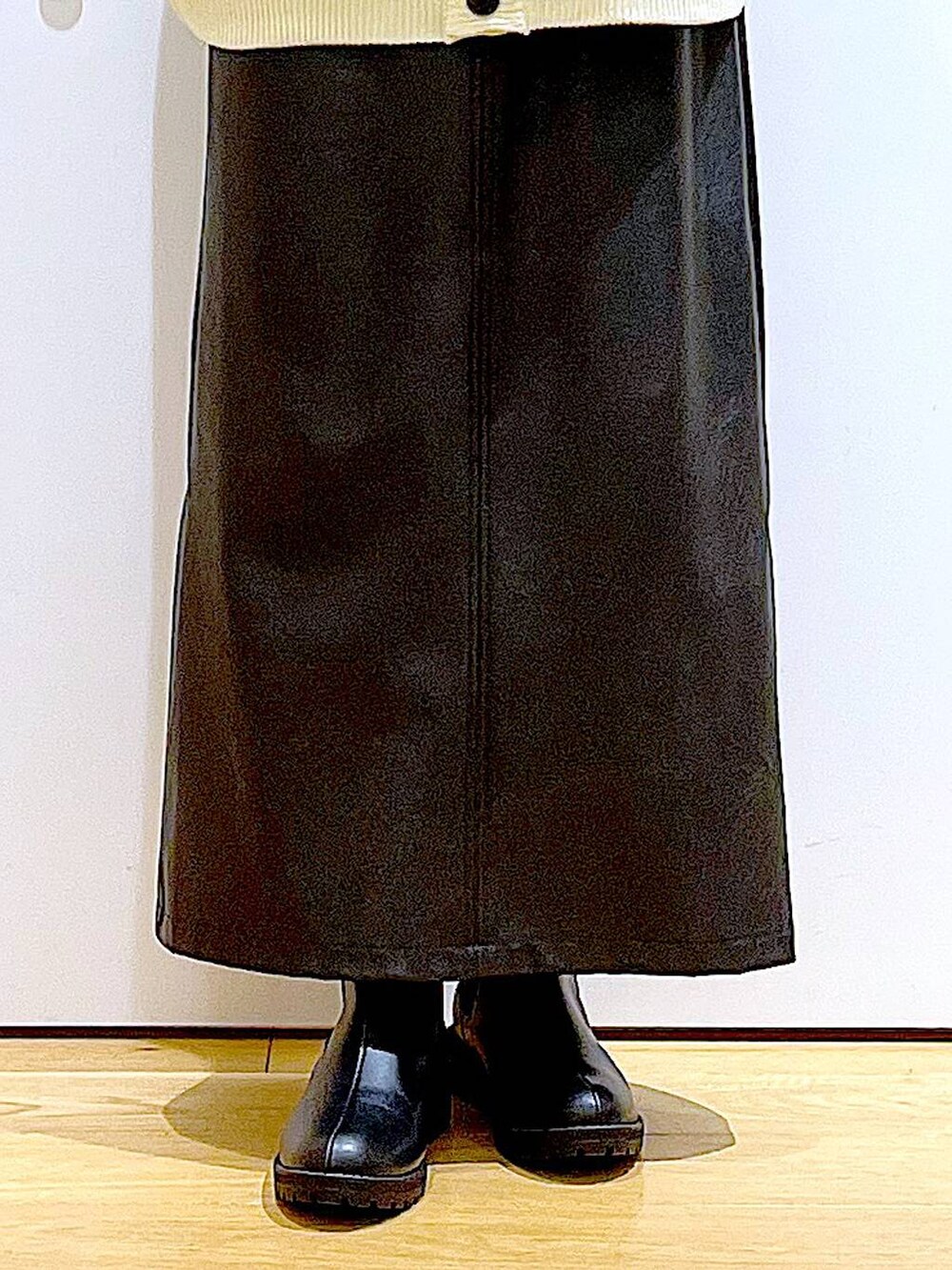 ベージュ系のカーディガン/ボレロ、ブラック系のブーツ、ブラック系のニット/セーターを着用したレディースの冬コーディネートの8枚目の写真