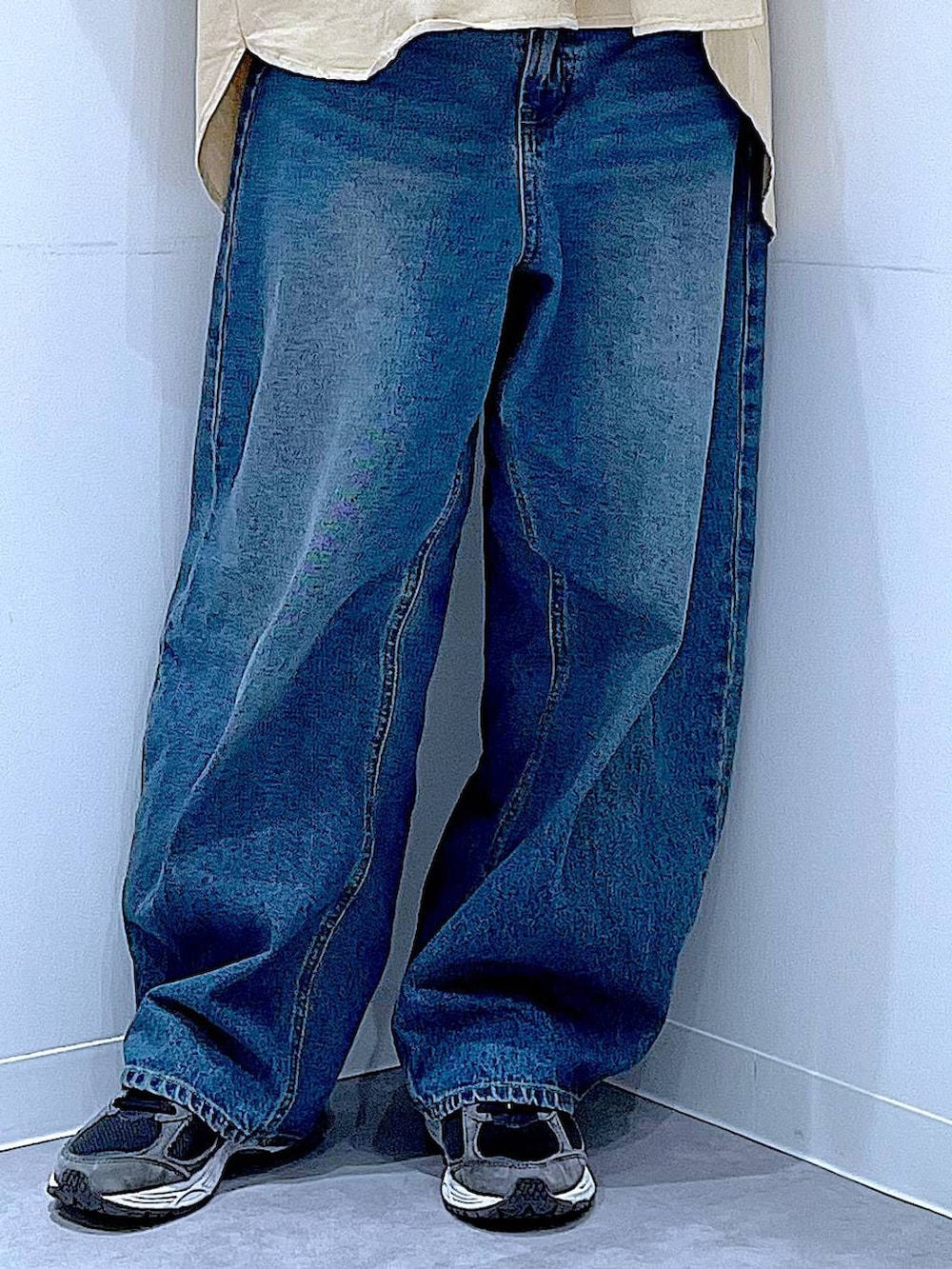 ブルー系のデニムパンツ、グレー系のショルダーバッグ、ベージュ系のその他トップスを着用したレディースの春コーディネートの8枚目の写真