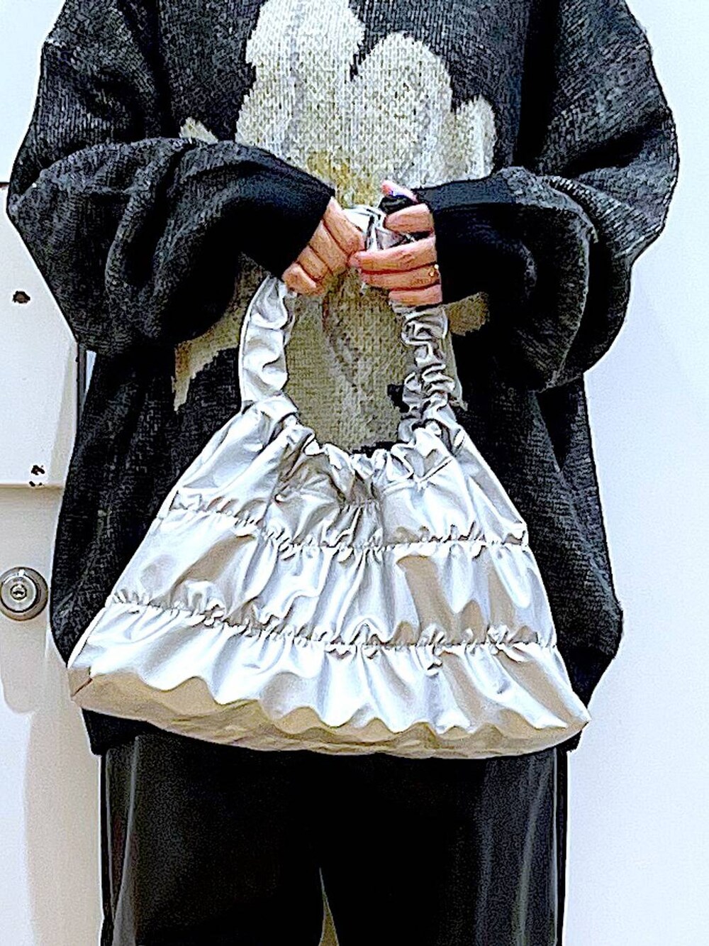 ブラック系のブーツ、ブラック系のその他パンツ、シルバー系のショルダーバッグを着用したレディースの冬コーディネートの9枚目の写真