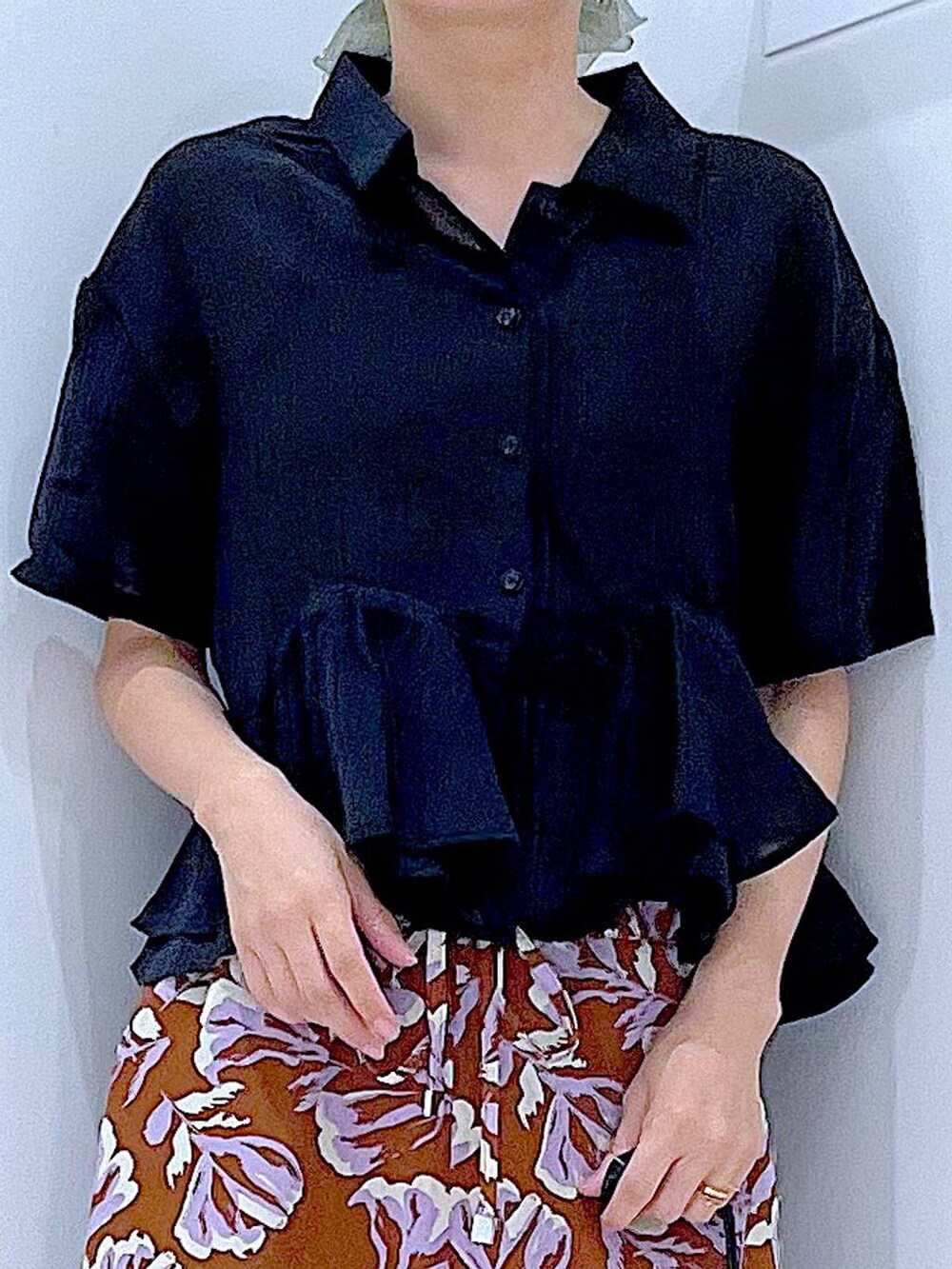 ブラウン系のその他パンツ、ホワイト系のサンダル、ホワイト系のハンドバッグを着用したレディースの夏コーディネートの7枚目の写真