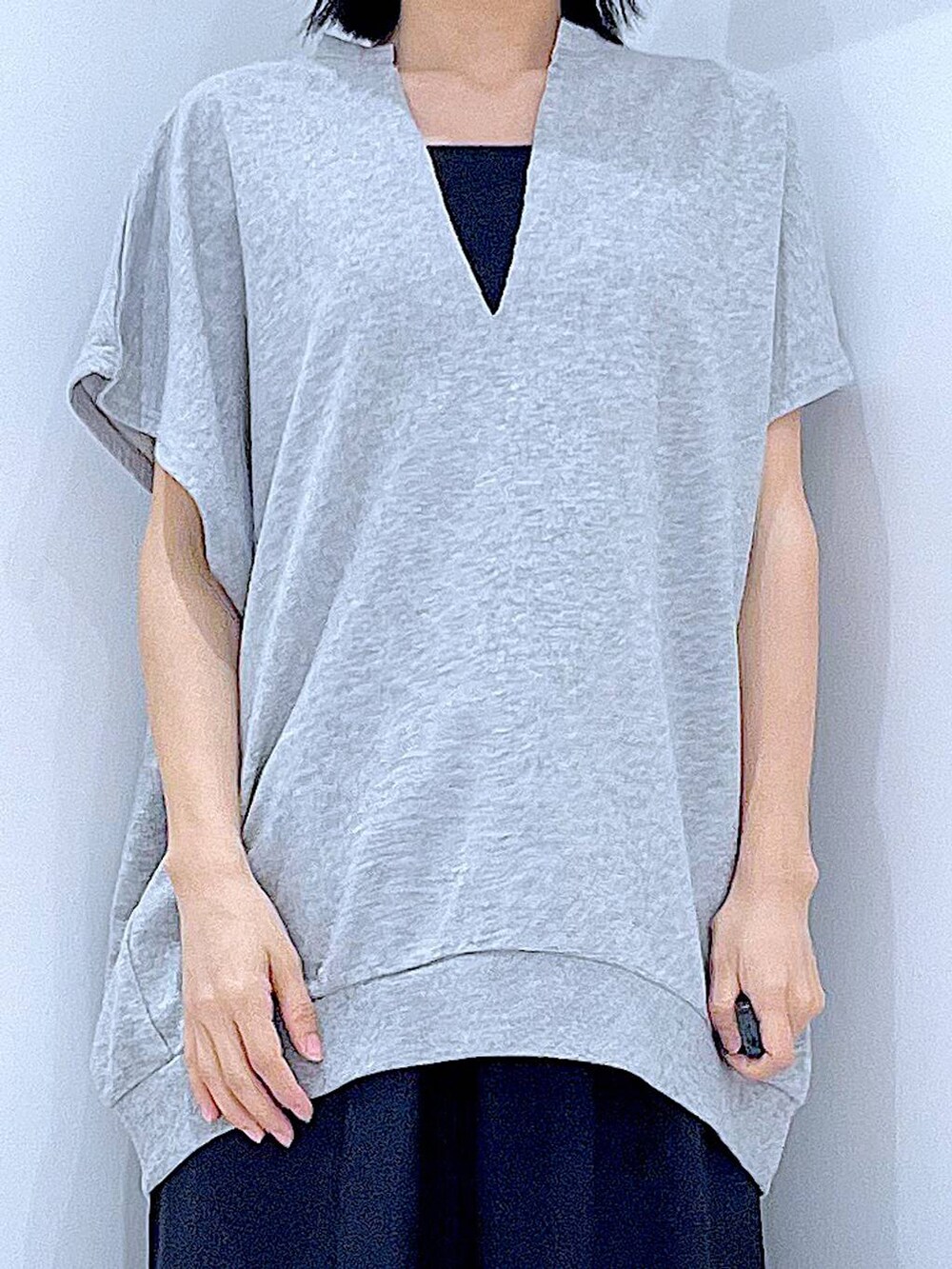 グレー系のショルダーバッグ、ブラック系のサンダル、グレー系のTシャツ/カットソーを着用したレディースの夏コーディネートの7枚目の写真