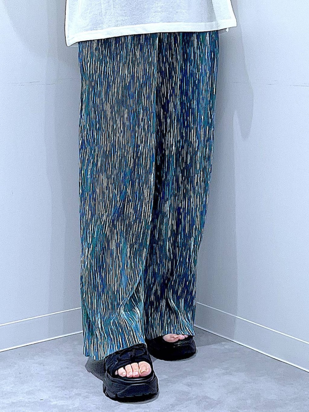 ブラック系のスニーカー、ホワイト系のTシャツ/カットソー、ホワイト系のトートバッグを着用したレディースの夏コーディネートの8枚目の写真