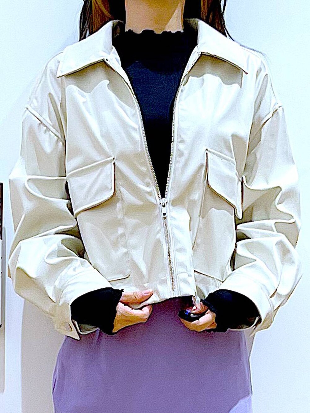 ベージュ系のブルゾン、ブラック系のTシャツ/カットソー、ベージュ系のブーツを着用したレディースの冬コーディネートの7枚目の写真