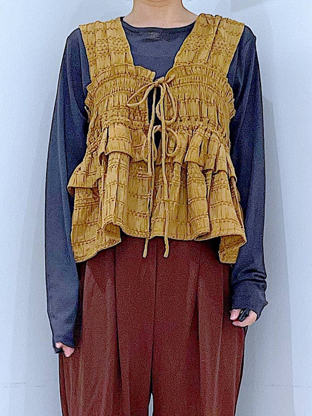 グレー系のTシャツ/カットソー、ブラック系のローファー、ブラック系のショルダーバッグを着用したレディースの秋コーディネートの7枚目の写真