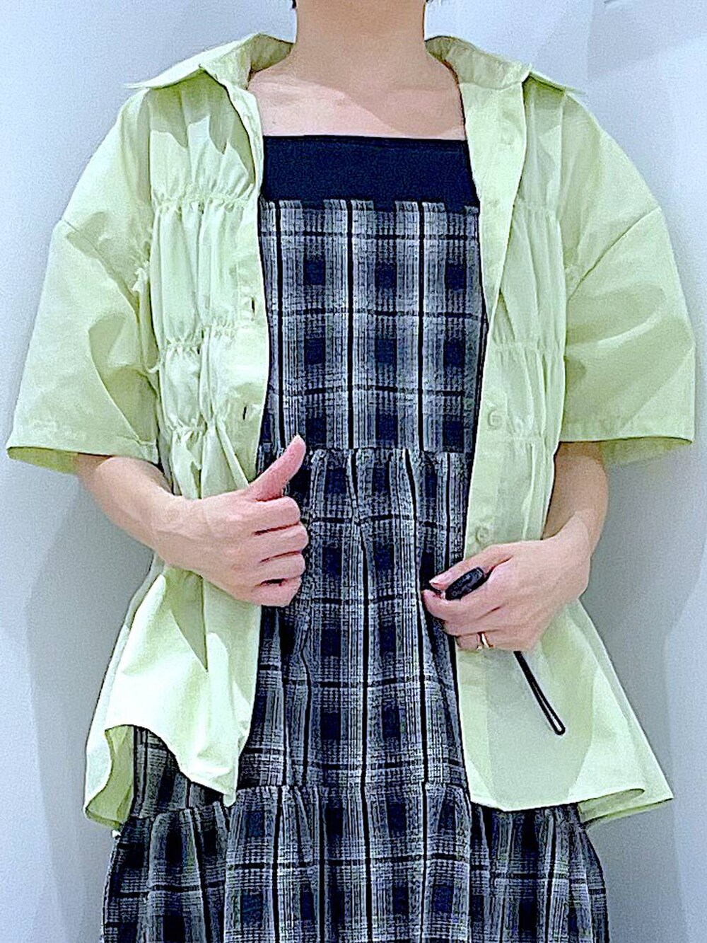 「リラックス、若見え、ゆったり、休日コーデ、骨格ウェーブ、LAKOLE、シャツ、ワンピース、カジュアル、チェック、カジュアルコーデ、夏コーデ、楽ちんコーデ、体型カバー、ショルダーバッグ」｜「LAKOLEの2WAYペーパーチュールコンビショルダーバッグ / 286384（ショルダーバッグ、ブラック系）」を使った、あおき@LAKOLE海老名さん（レディース・156cm）の夏コーディネートの7枚目の写真