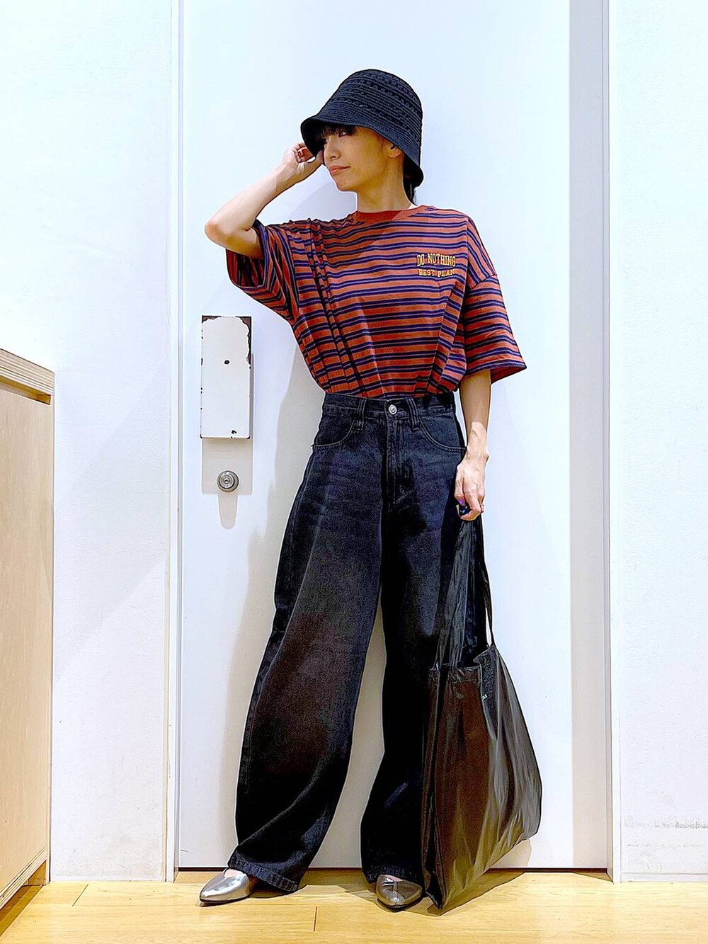 ブラック系のトートバッグ、その他のパンプス、ブラック系のデニムパンツを着用したレディースの夏コーディネートの2枚目の写真